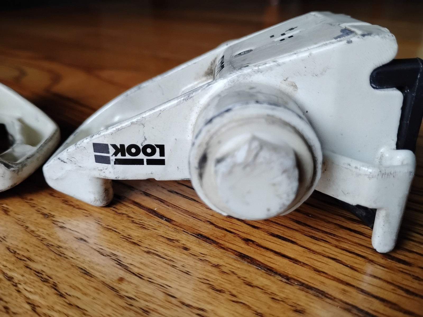 Vintage 1980’s Look Clipless Pedals 9/16″ White