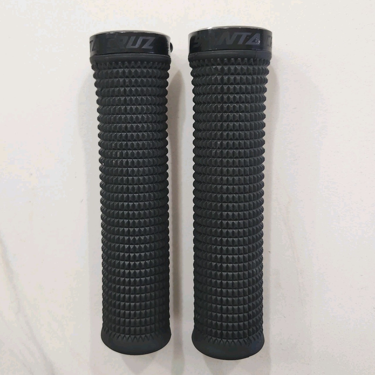 Santa Cruz Bicycles House Lock-On Grips Mountain Bike Bmx Oem Nice!