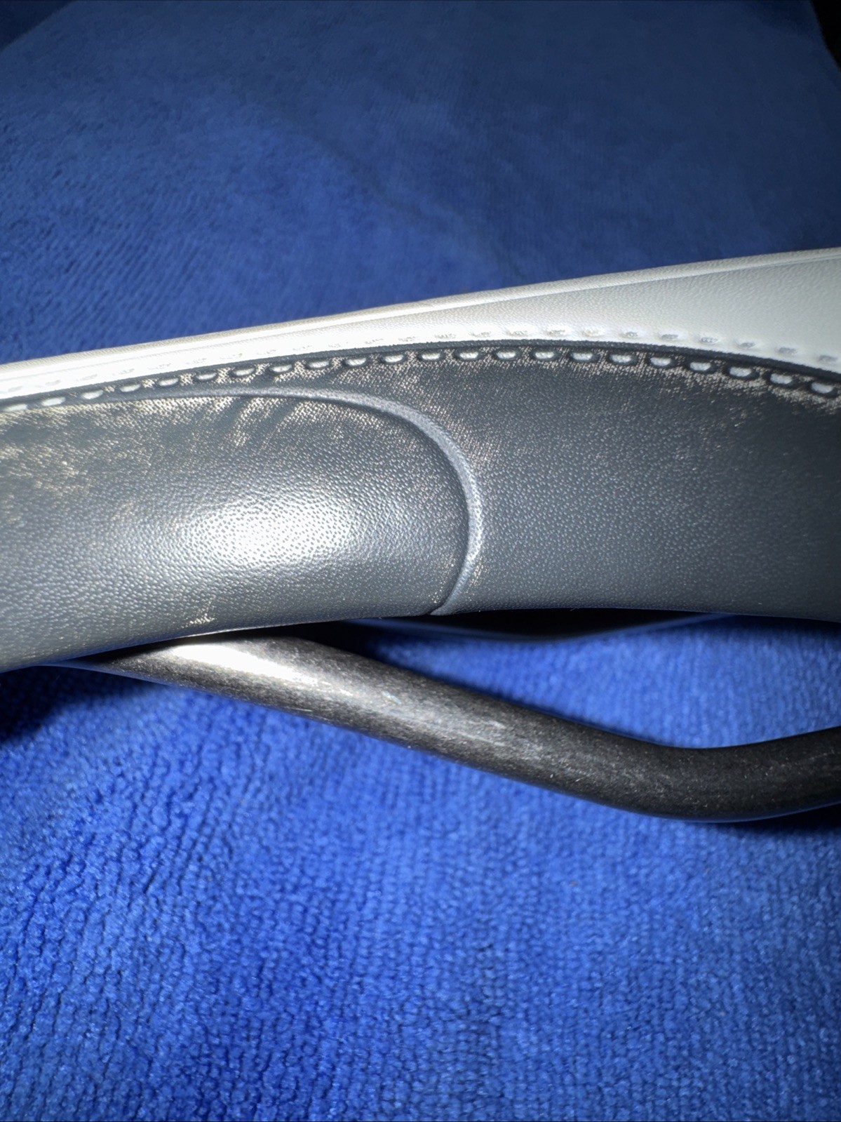 BONTRAGER RACE LITE CYCLING SEAT 135MM HOLLOW TI RAILS WHT/GRY GOOD CONDITION