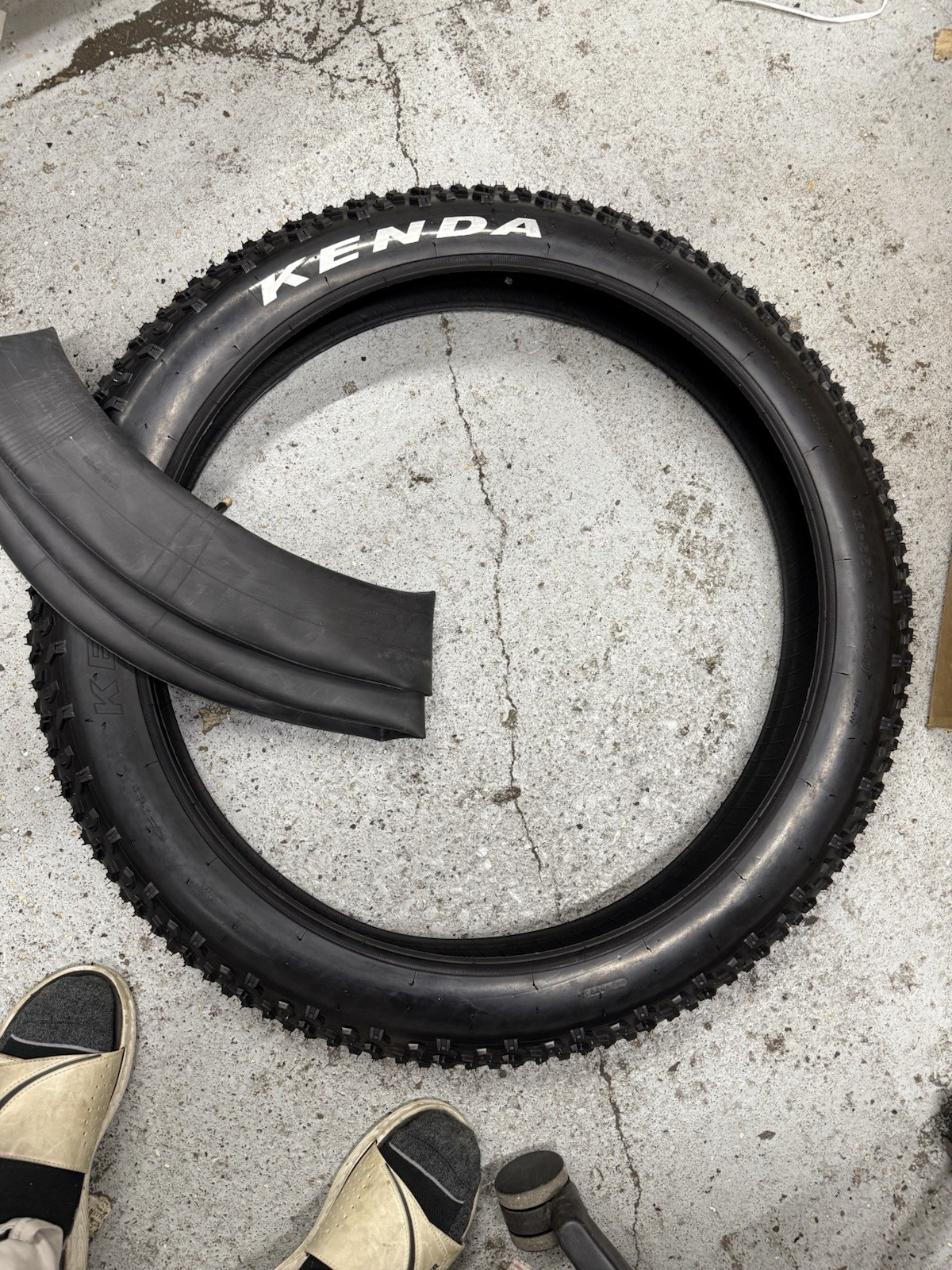 Kenda Krusade Fat Bike Tire, 26″ x 4.0″ With Inner Tube