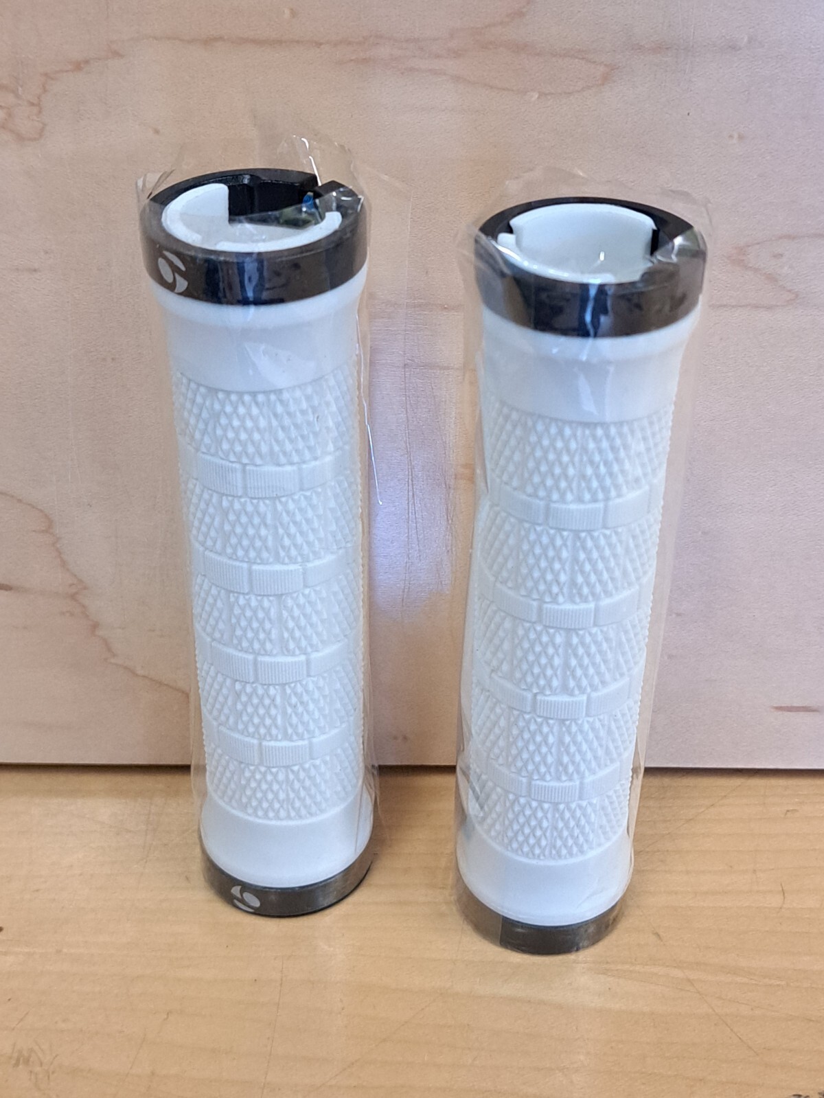 NOS Bontrager Dual Locking Grips / White & Black