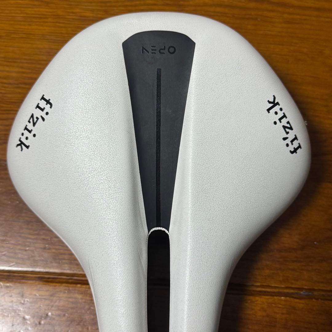 fi’zi:k Antares R3 Open Road Bike Saddle White 220g Kium Cut-Out Italy USED