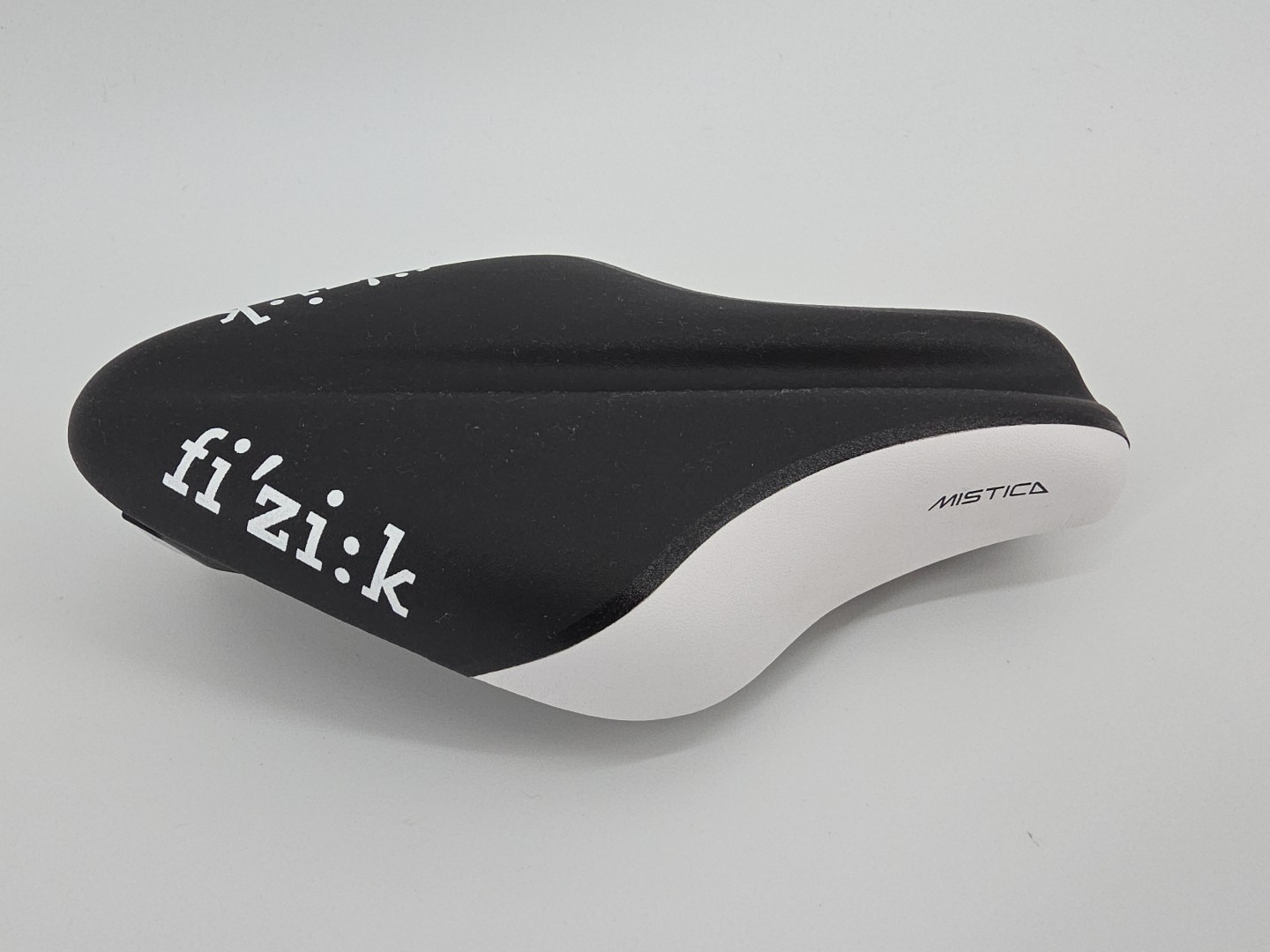 Fi’zi:k Transiro Mistica Carbon Saddle HTF Reverse Pattern 10in X 5.25in Italy!!