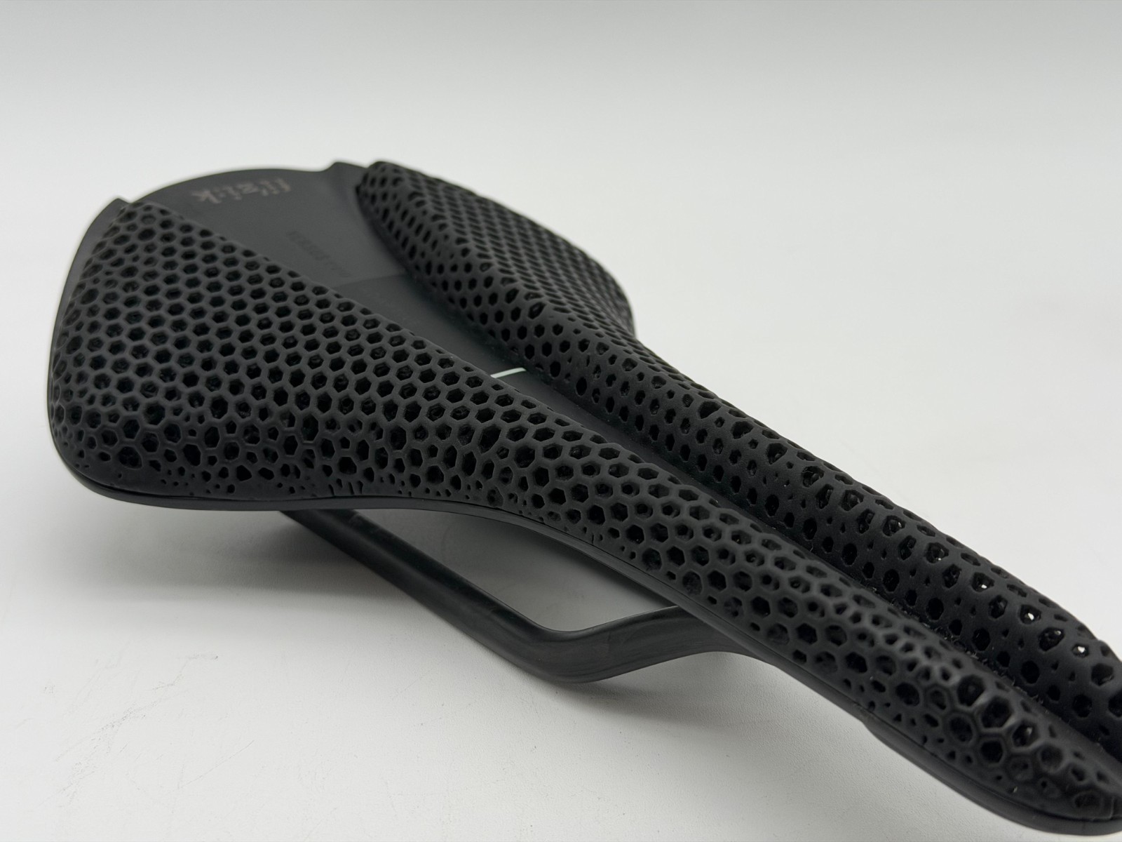Fizik Versus EVO Adaptive 3D Printed Carbon Fiber Road Saddle 146mm wide x 270mm