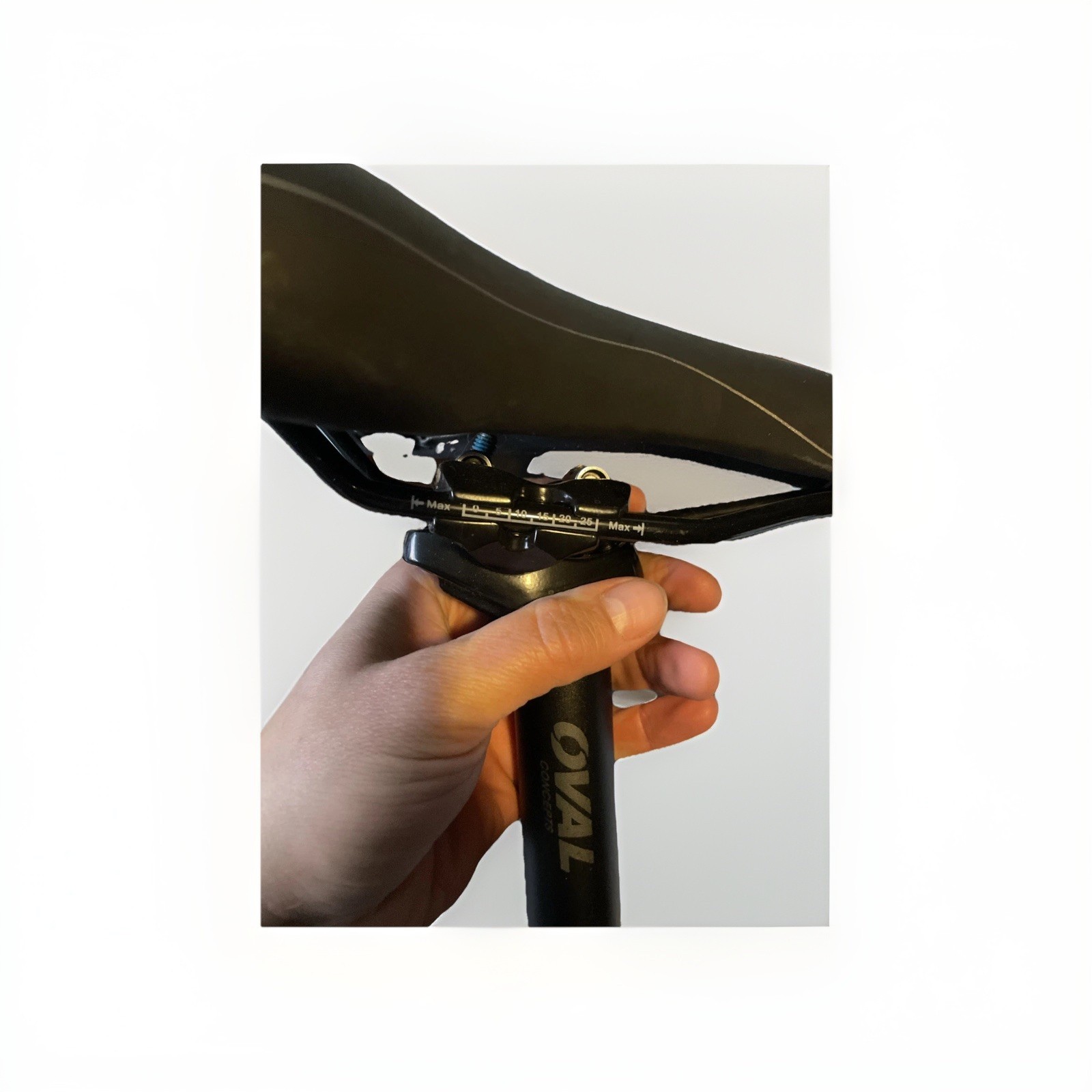 Oval Concepts 100 saddle Blk/Wht 127 x 280 mm – 351w