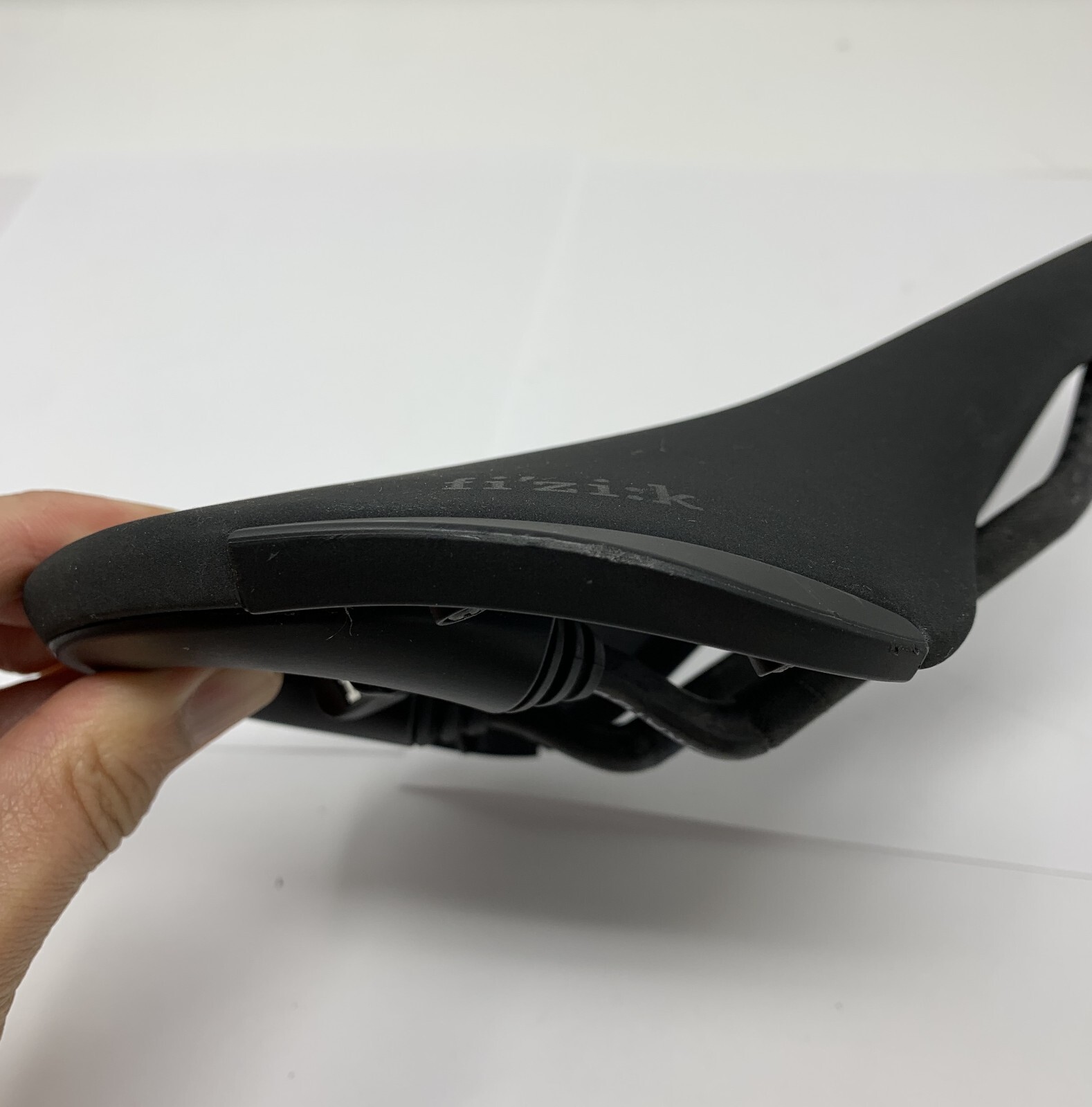 Fizik Aliante R1 Open Size Large Carbon Braided Saddle
