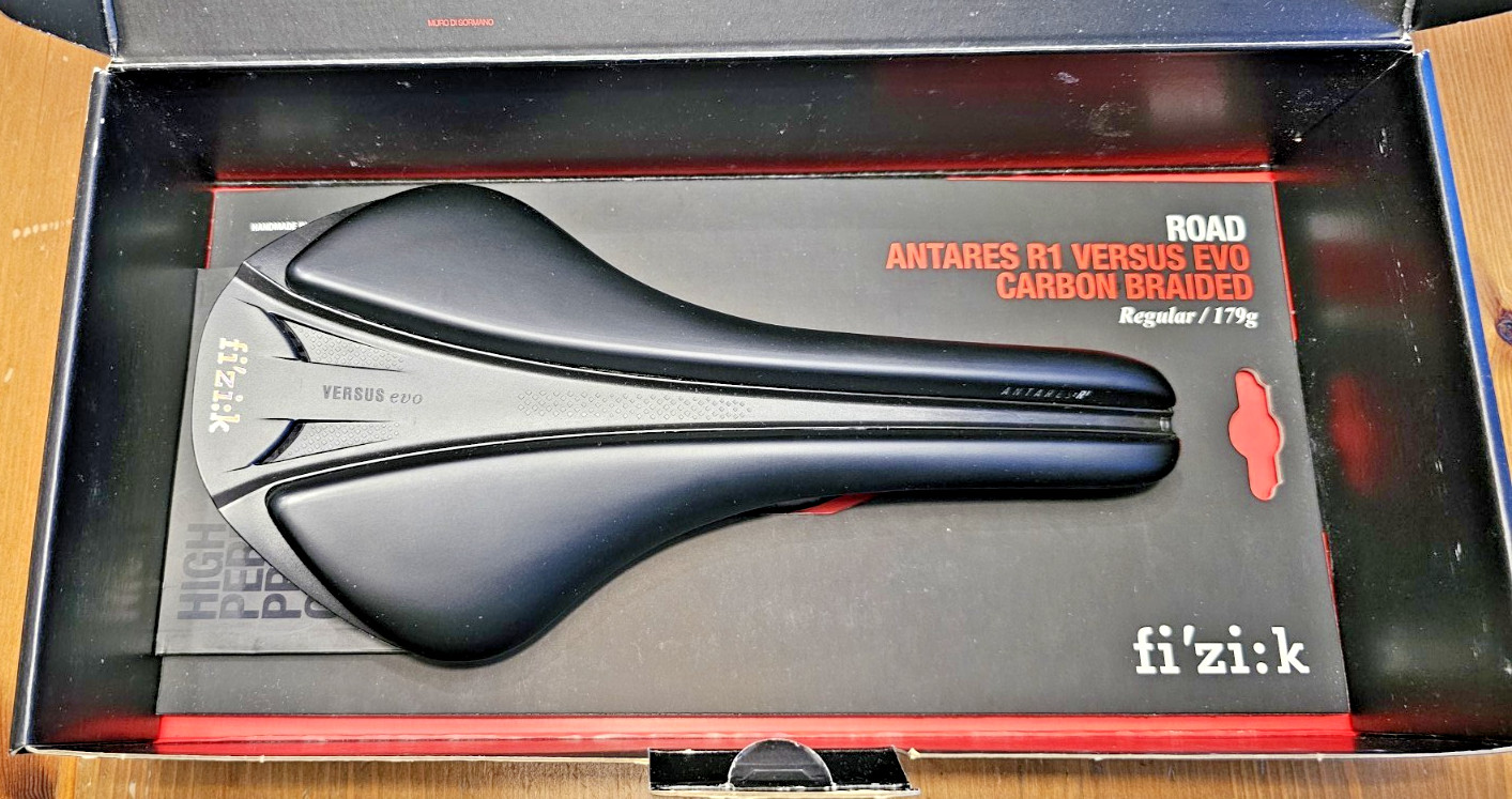 Fizik Antares R1 Versus Evo Saddle Regular 139mm 7x9mm Carbon Rails 174g Box