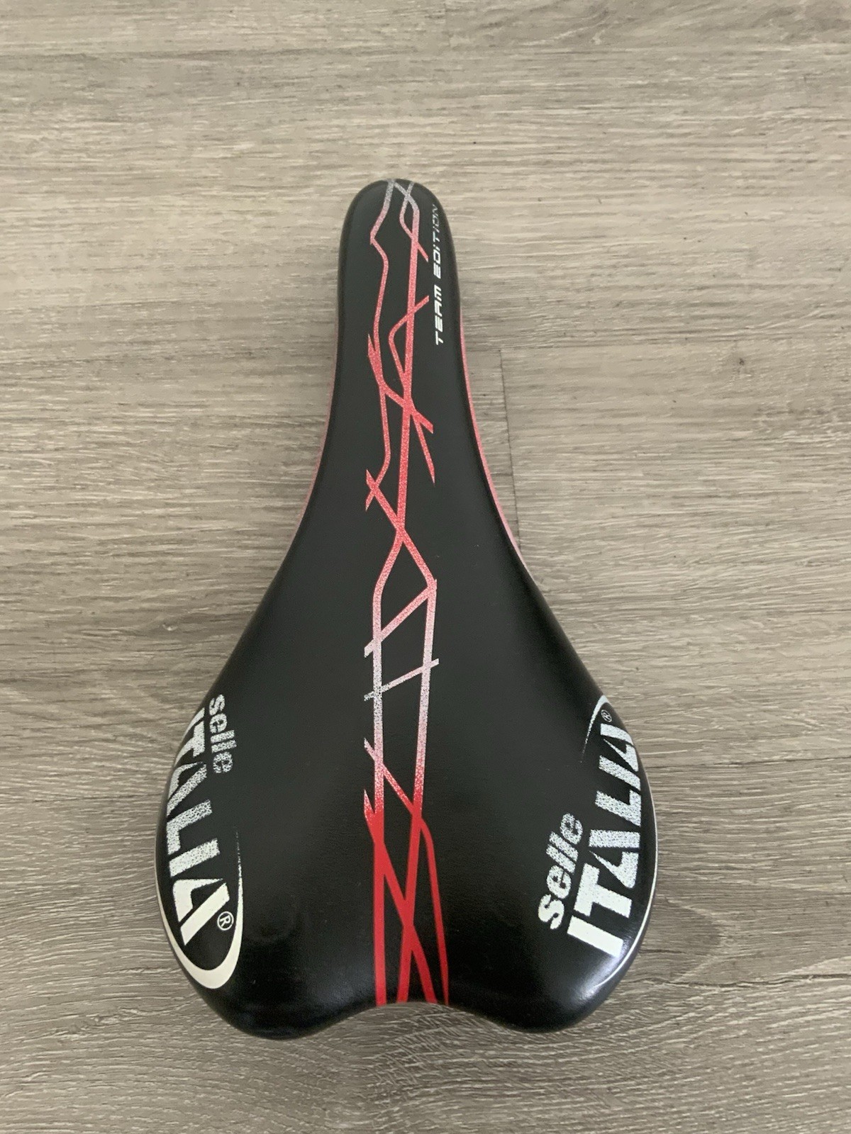 SELLE ITALIA TEAM EDITION SADDLE CARBON STAYS 202 GRAM 130 MM X 280 MM