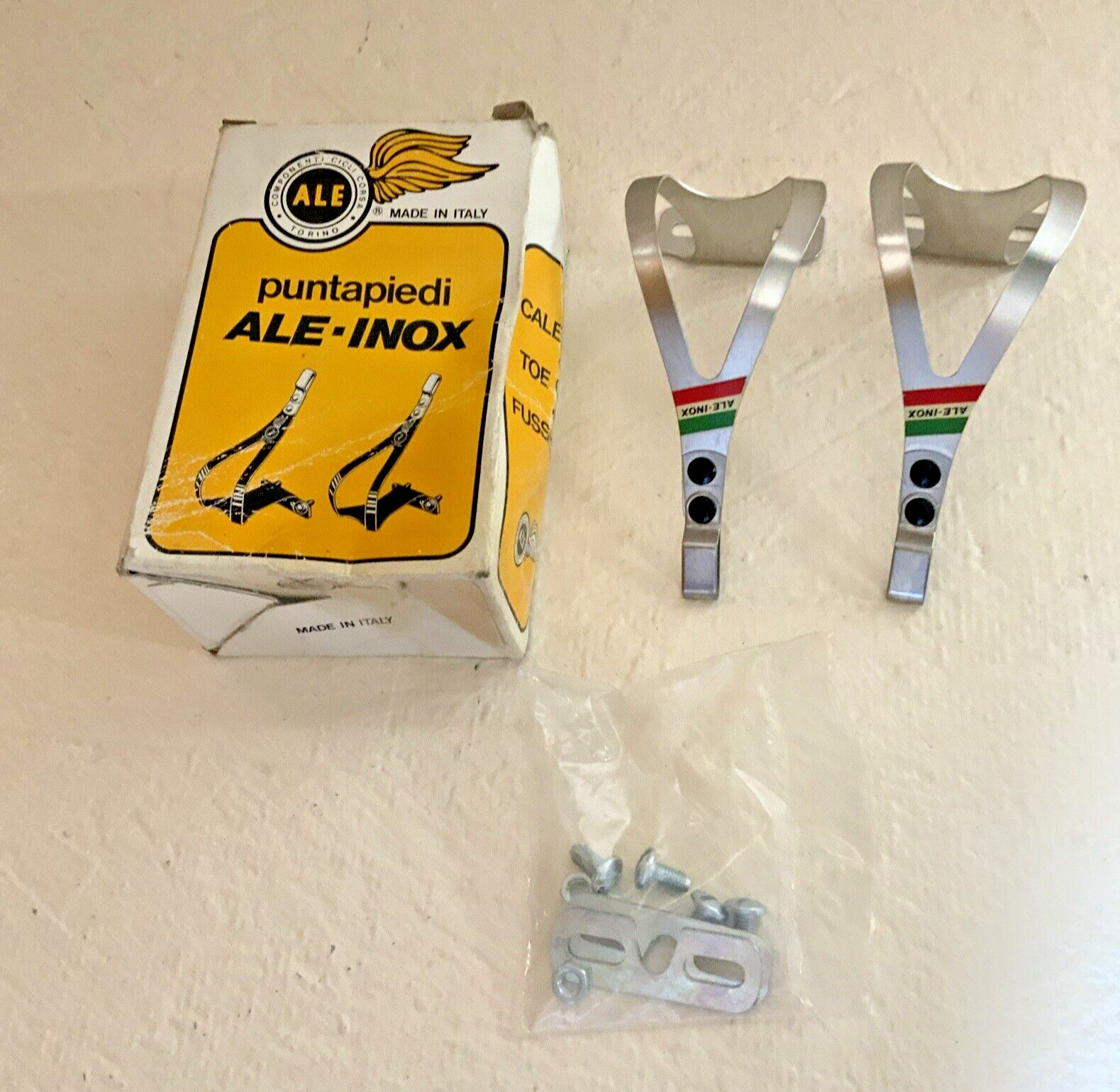 ALE TOE CLIPS (2) STEEL SMALL 50 MM PLATFORM WITH HARDWARE NEW OPEN BOX