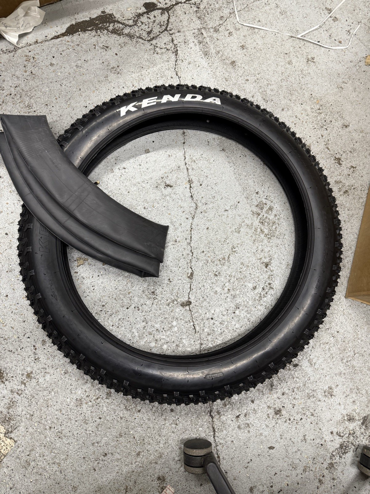 Kenda Krusade Fat Bike Tire, 26″ x 4.0″ With Inner Tube
