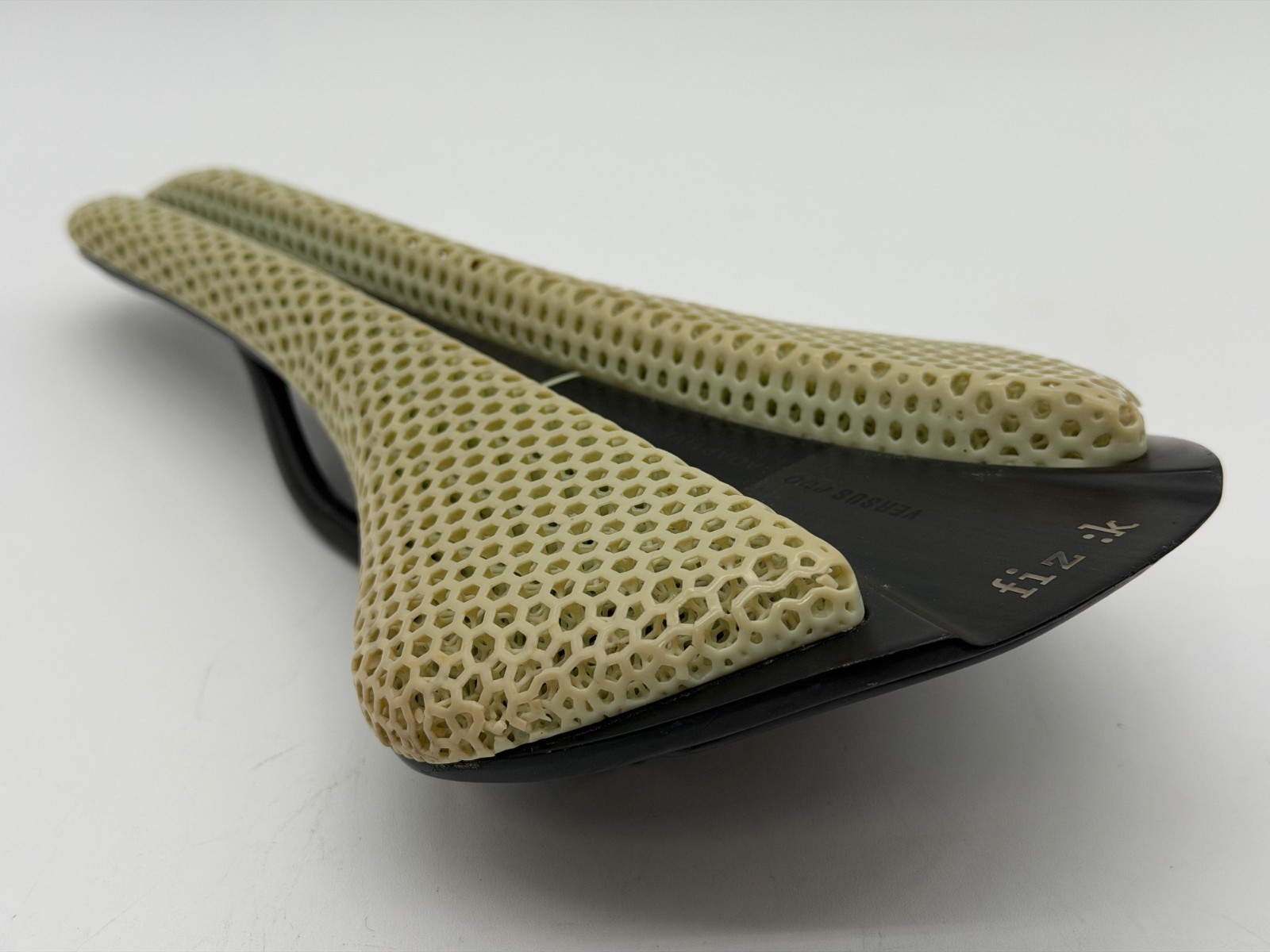 Fizik Versus EVO Adaptive 3D MOBIUS Printed Carbon Fiber Road Bike Saddle 139mm