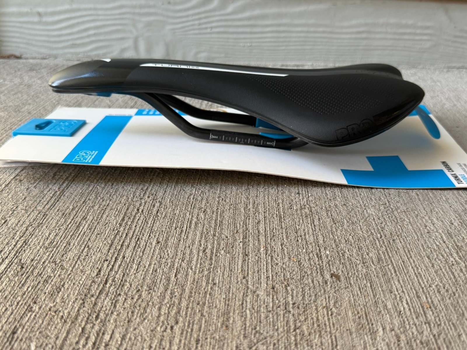 PRO Turnix Carbon Saddle 142mm – 7×9 mm UD carbon rails – regular fit