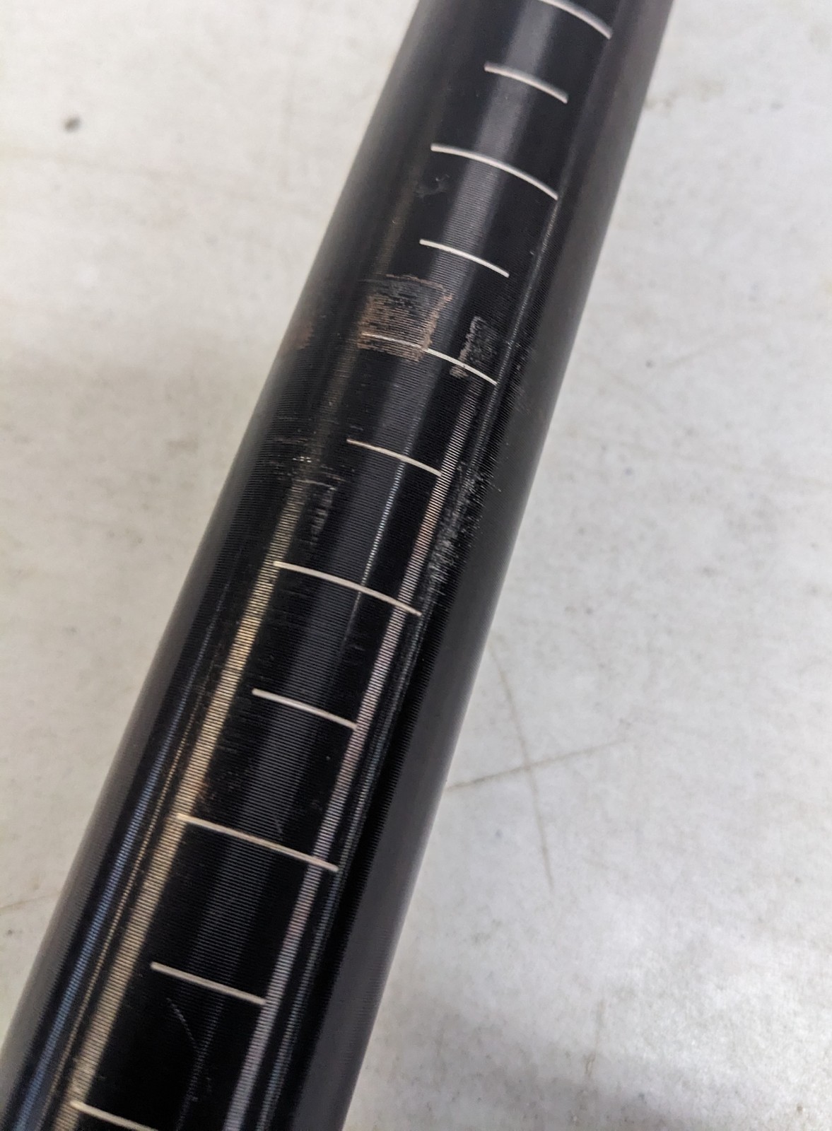 FSA Energy Seatpost – 27.2mm x 350mm – Black w/Gray Graphics