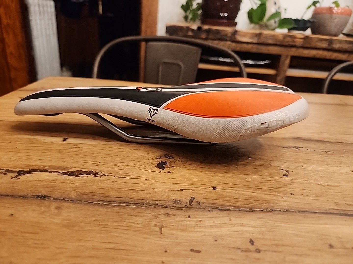 SDG Bel-Air Kona saddle, steel rail – Orange, White, Black