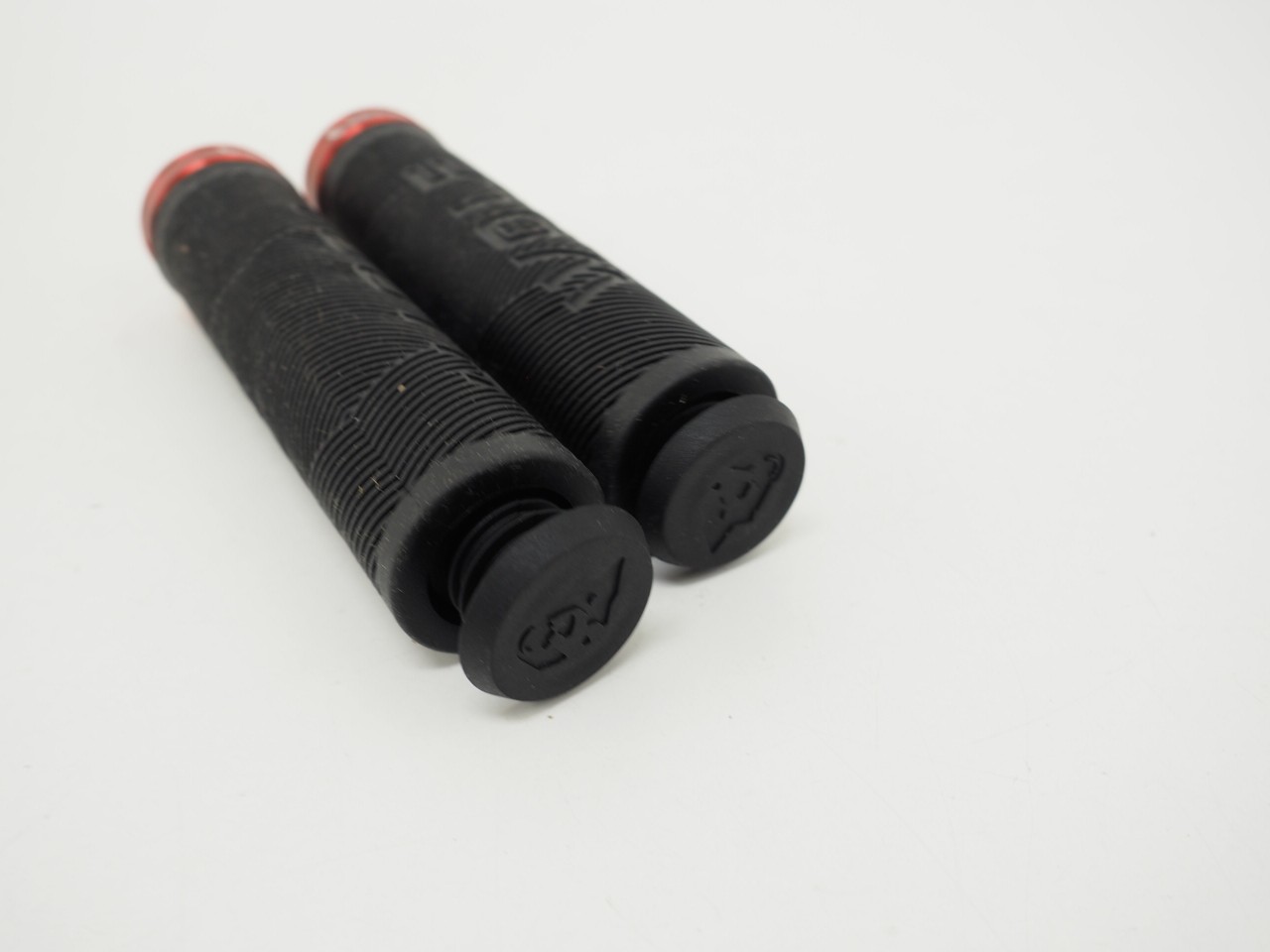 New! WolfTooth Echo Lock-On MTB Mountain Bike Grips Black/Red 125g