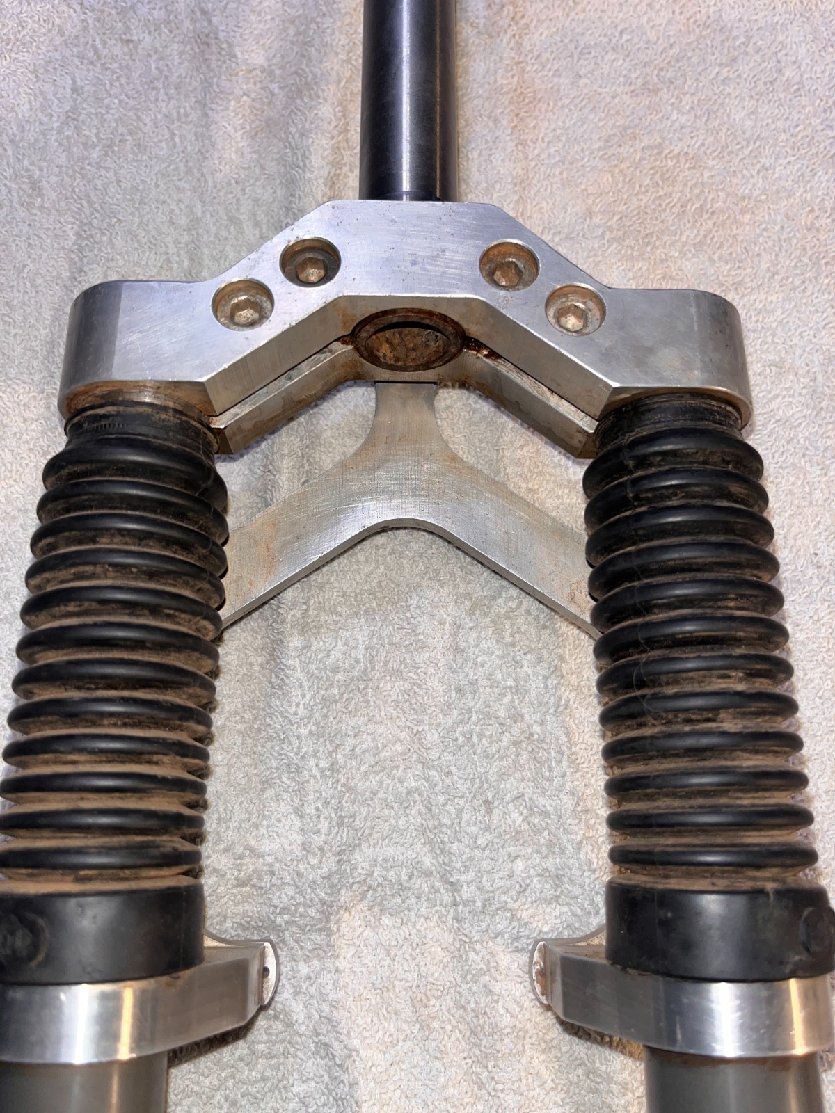 Vintage original Manitou fork, 26″, 1″ threaded, 5 3/4″ steerer, needs service