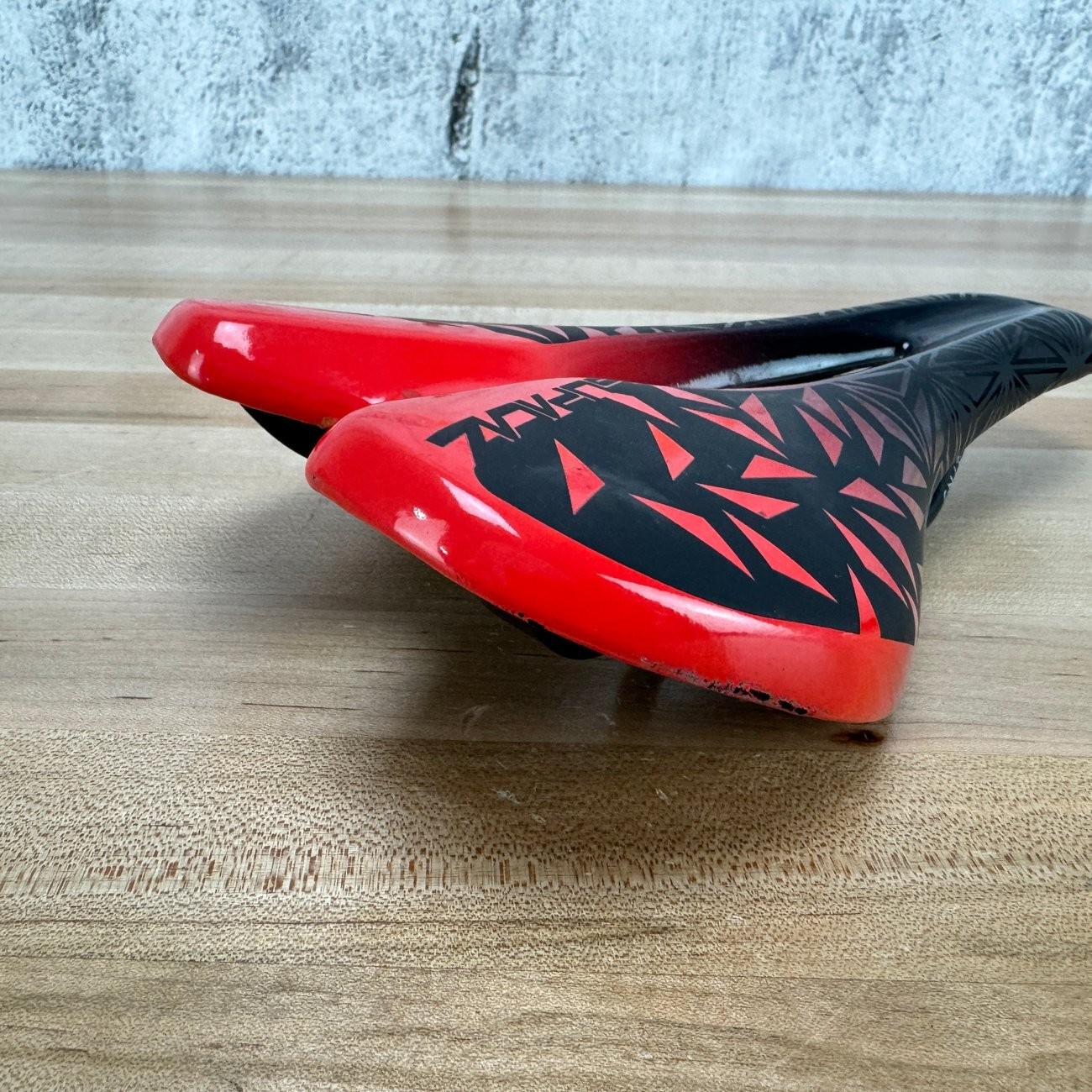 Supacaz Ignite 7x7mm Titanium Alloy Rails 143mm Black/Red Bike Saddle 251g