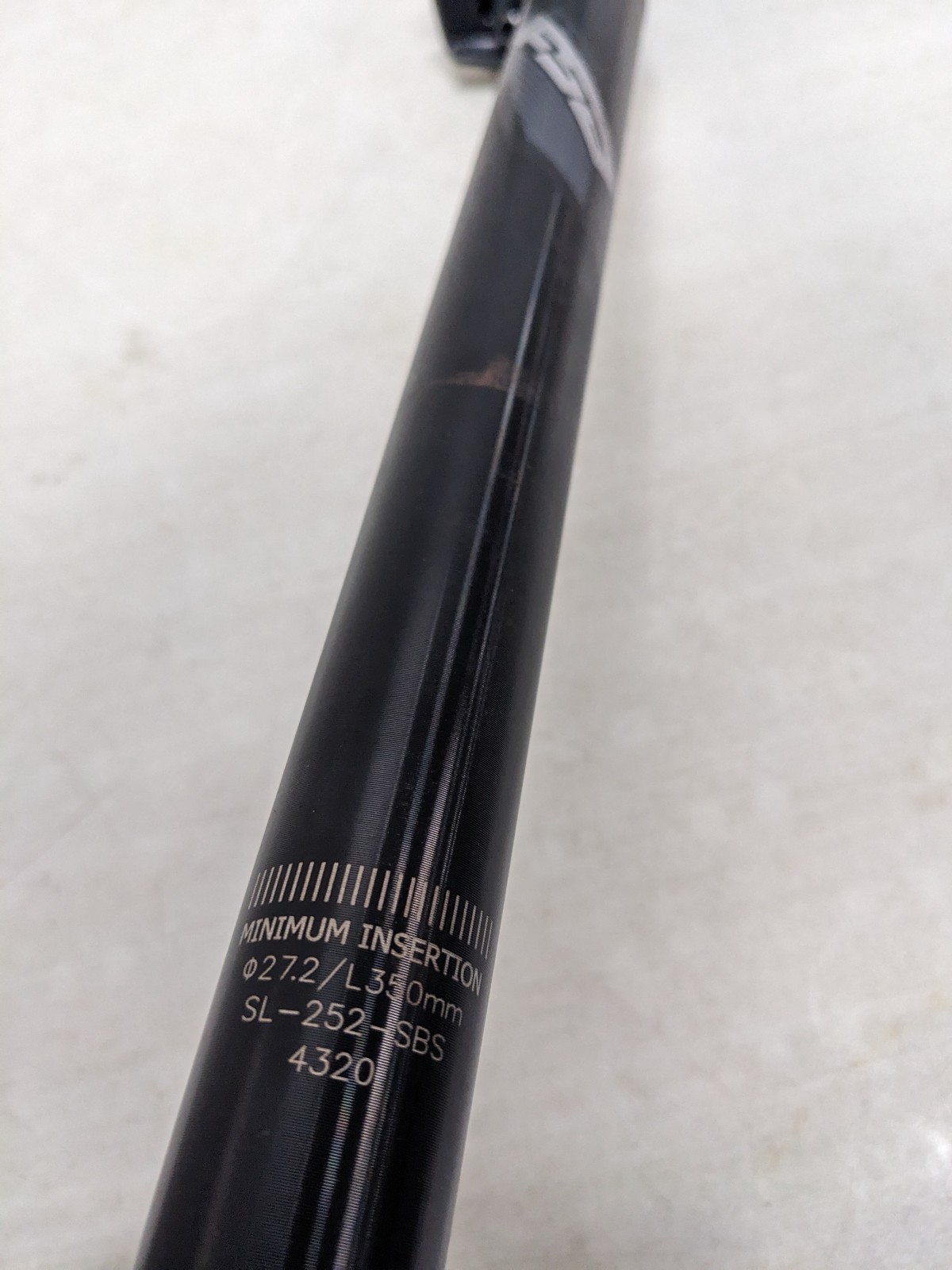 FSA Energy Seatpost – 27.2mm x 350mm – Black w/Gray Graphics