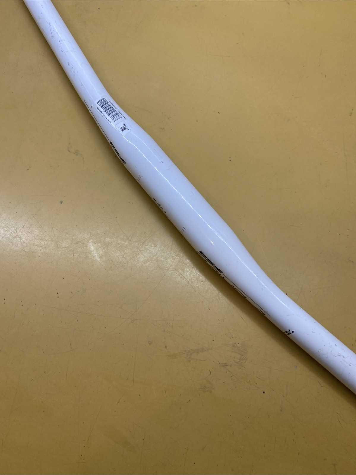 White FSA V-Drive Aluminum 600mm x 9* x 4* x 31.8 Flat Handlebar