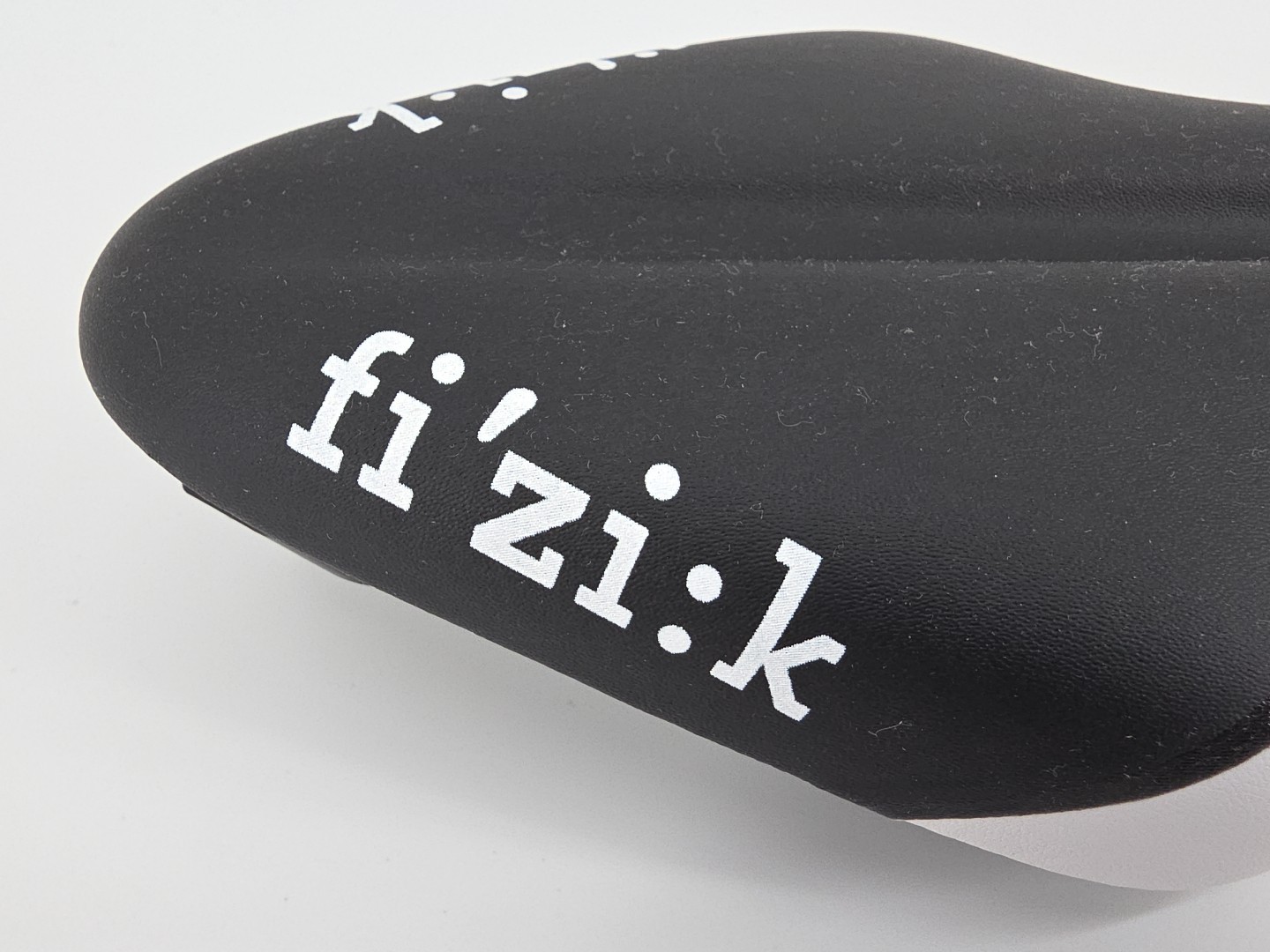 Fi’zi:k Transiro Mistica Carbon Saddle HTF Reverse Pattern 10in X 5.25in Italy!!