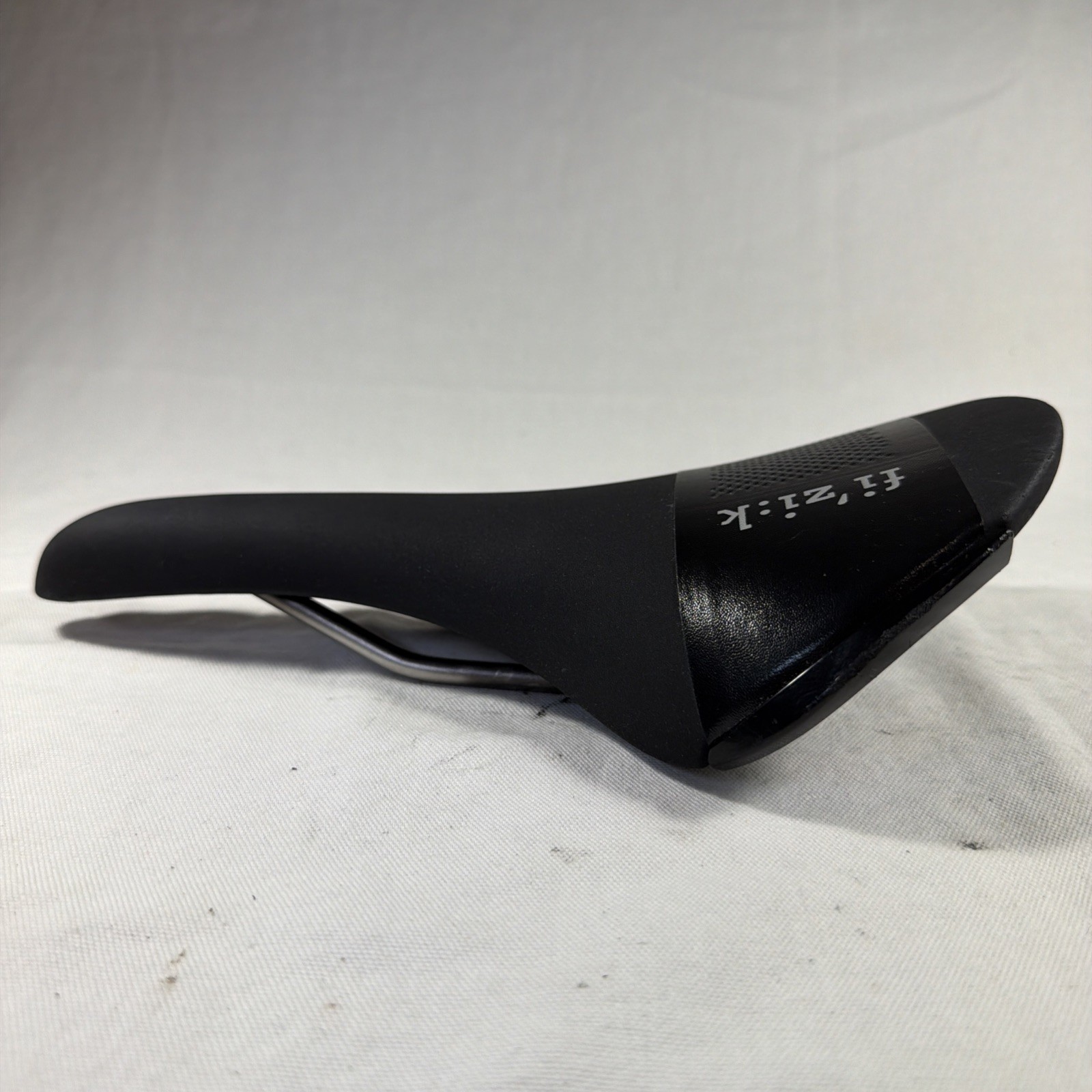 Fizik Aliante R3 Large Saddle, 7x7mm Kium rails, Good condition