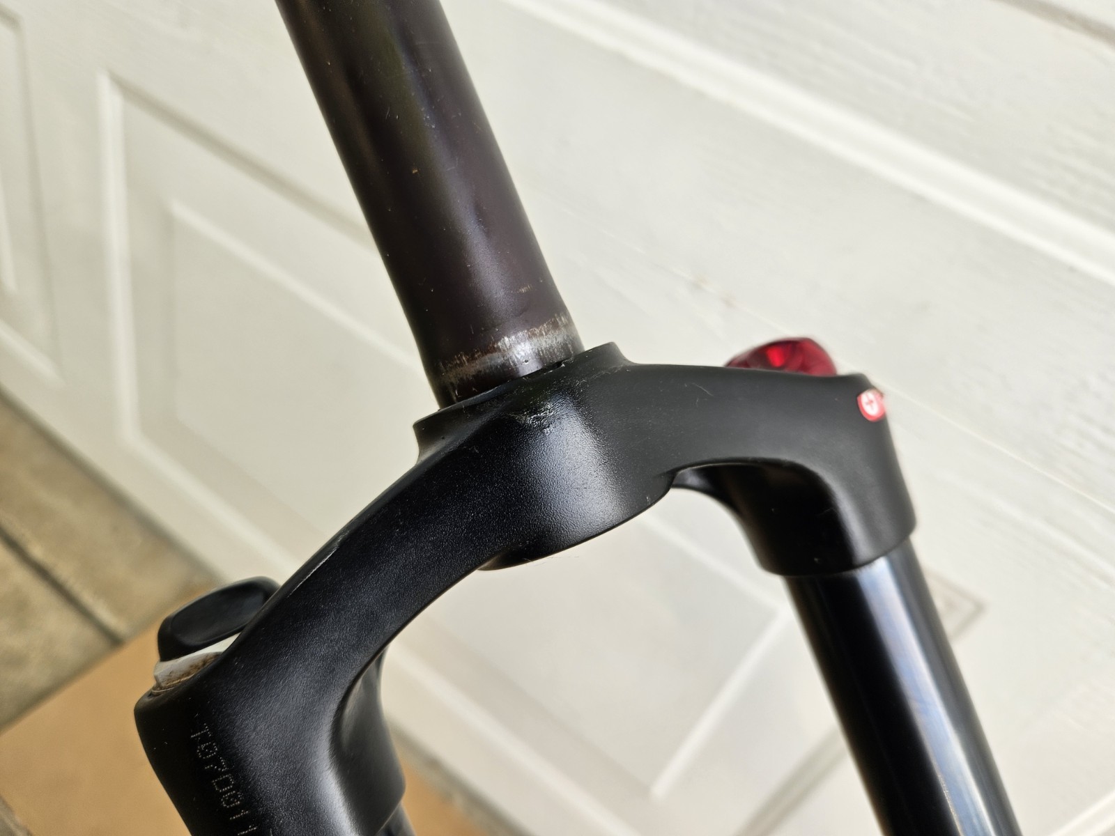 26″ Suntour Epicon 1-1/8″ Threadless Air Suspension Fork Magnesium Black