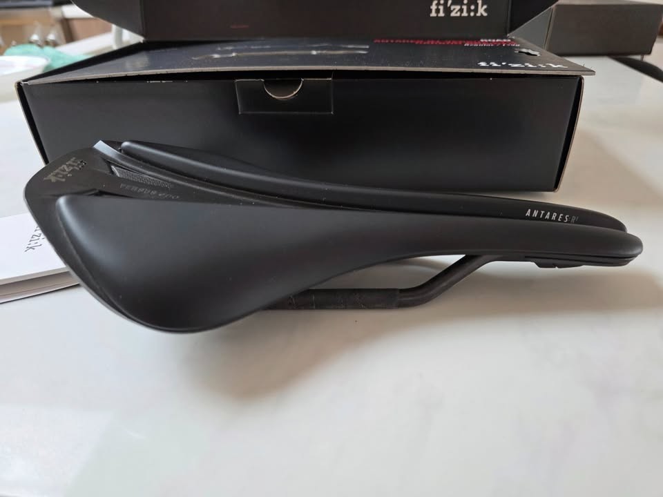 Fizik Antares R1 Versus Evo Carbon Road Saddle 139mm Regular