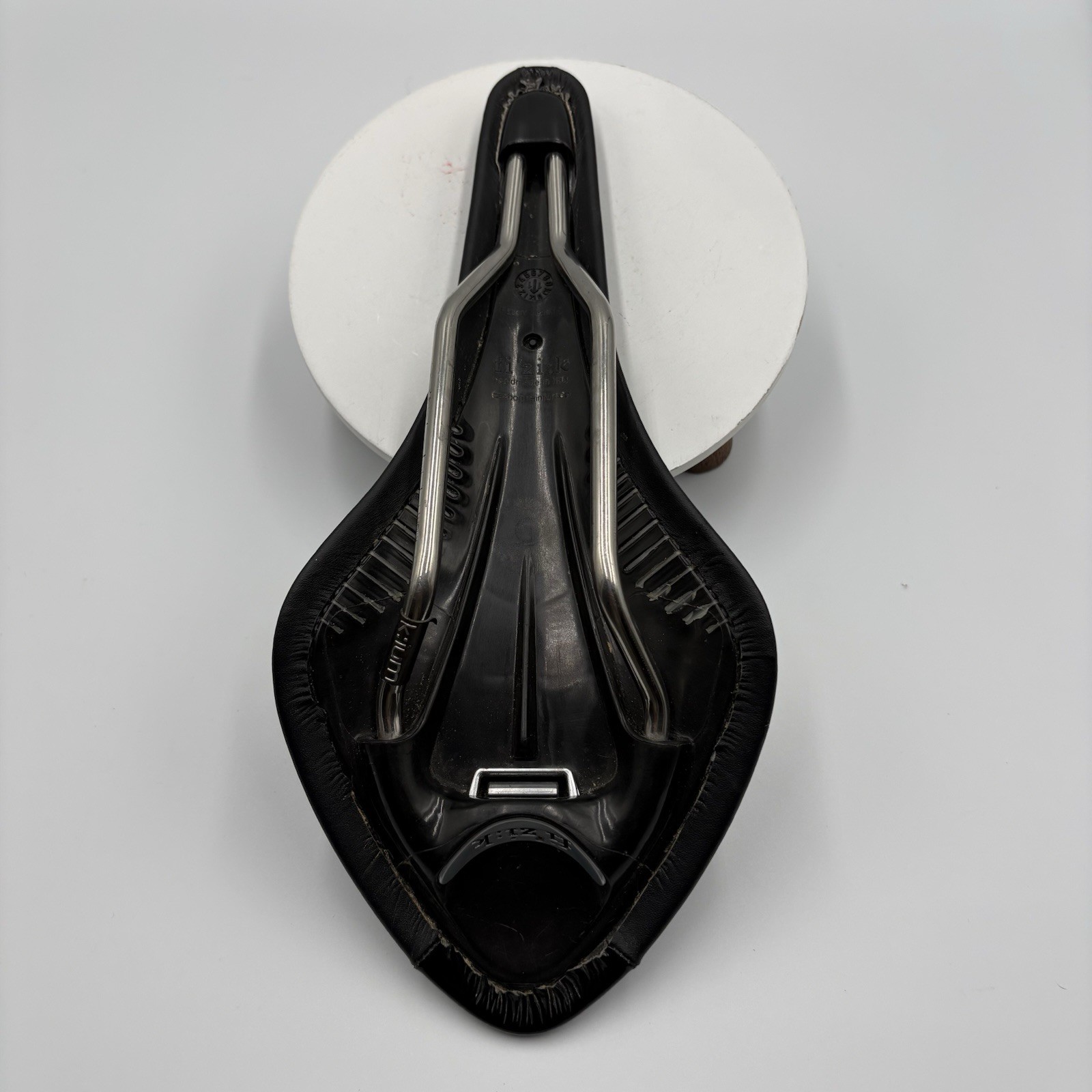 Fizzik Arione Wing Flex Saddle White On Black Titanium 224g K:ium Rails GUC
