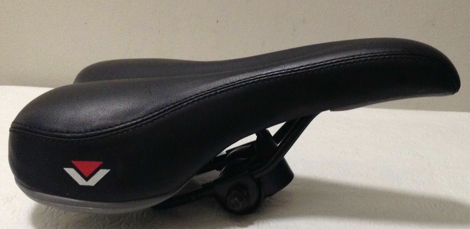 Vitesse Racing Road Mtn Universal Replacement Bicycle Bike Seat / Saddle Black