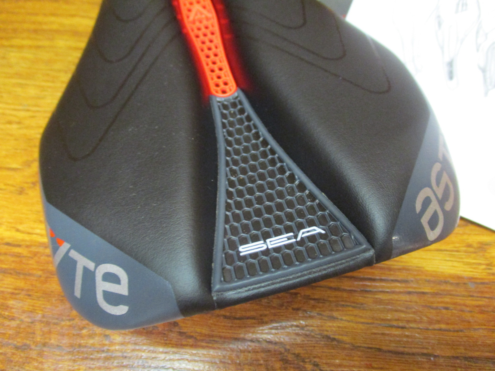 ASTUTE SEA LITE CARBONIO RAILED TRIATHLON RACING SADDLE 138 X 250 ROUND