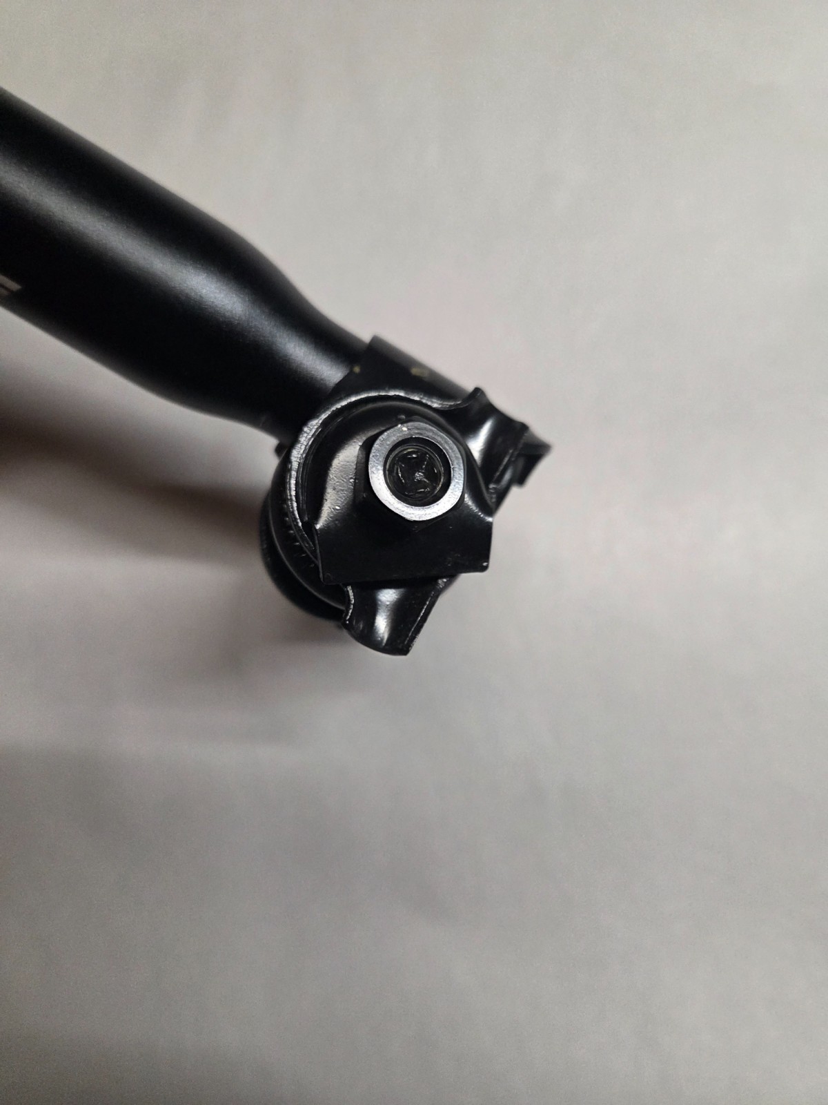 FMF Sport BLACK ALUMINUM 30.4mm DIA SEAT POST W/MOUNTING BRACKET