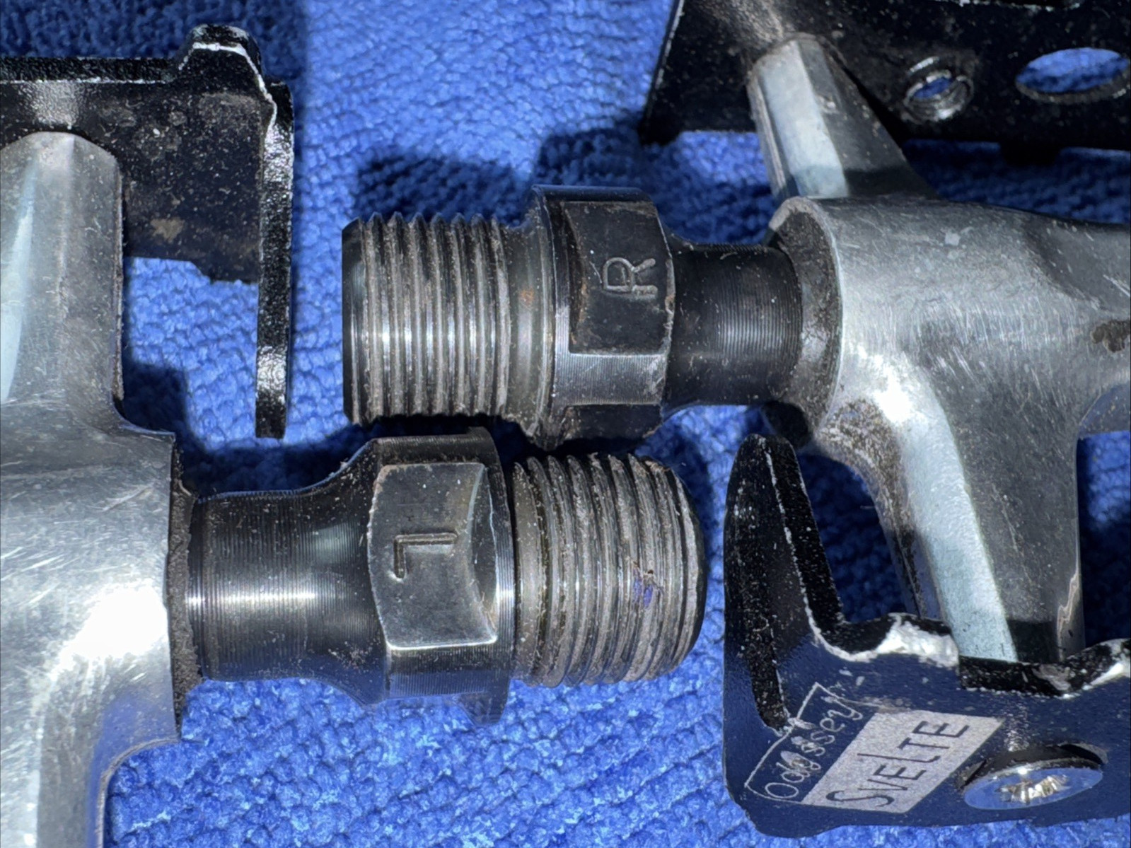 ODYSSEY SVELTE PEDALS 9/16 BLACK USED FOR PARTS ONLY RIGHT CAGE BROKEN LEFT OK