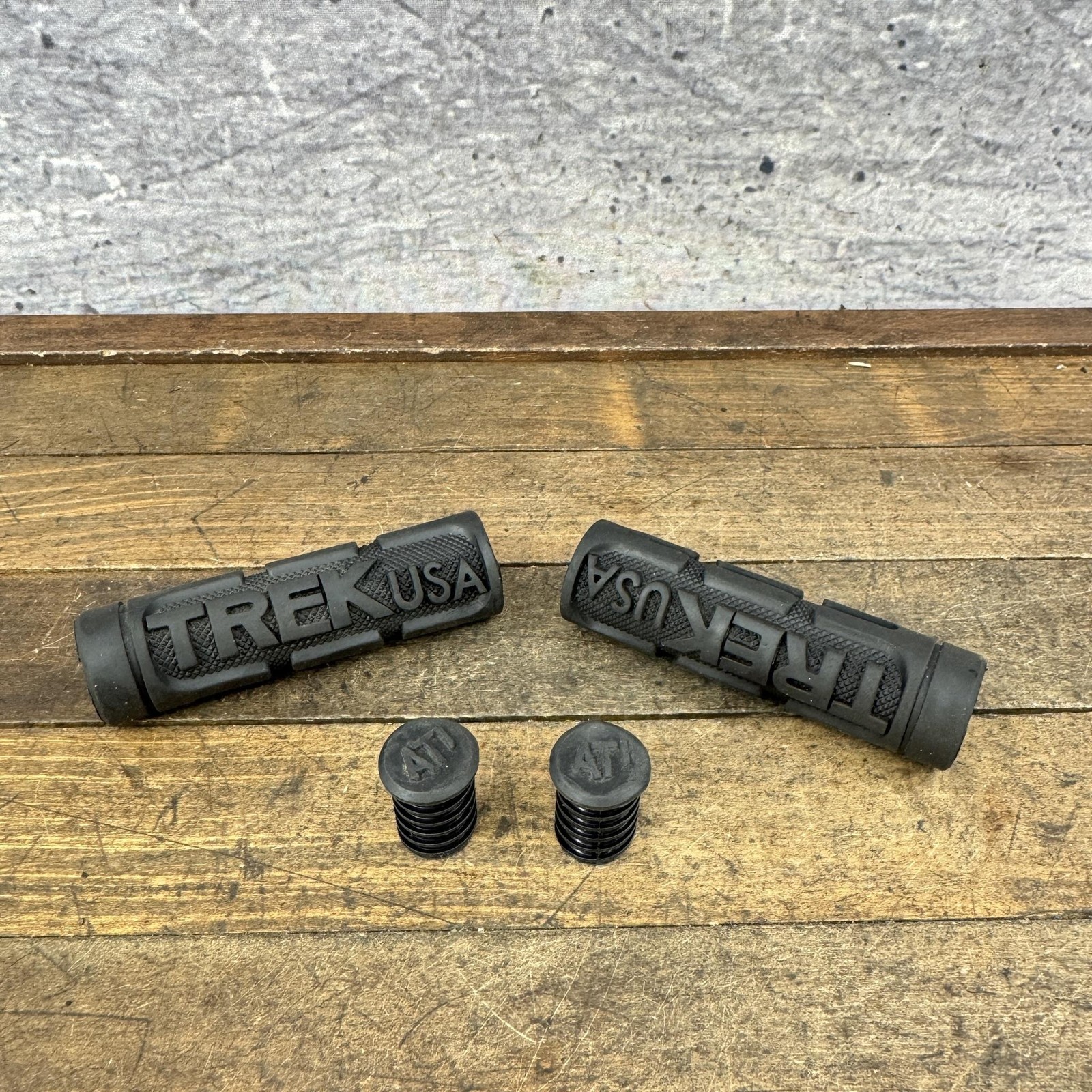 Trek USA Handlebar Grips Pair Black Rubber ATI Bar Ends Bike MTB 990 970 90s