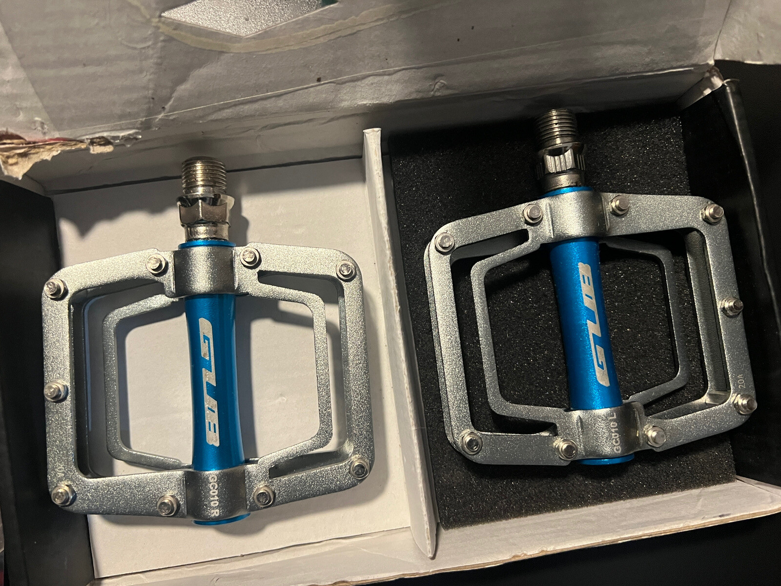 Aluminum Bicycle Pedals Mountain Bike Road Bike Pedals Blue/ Titanium