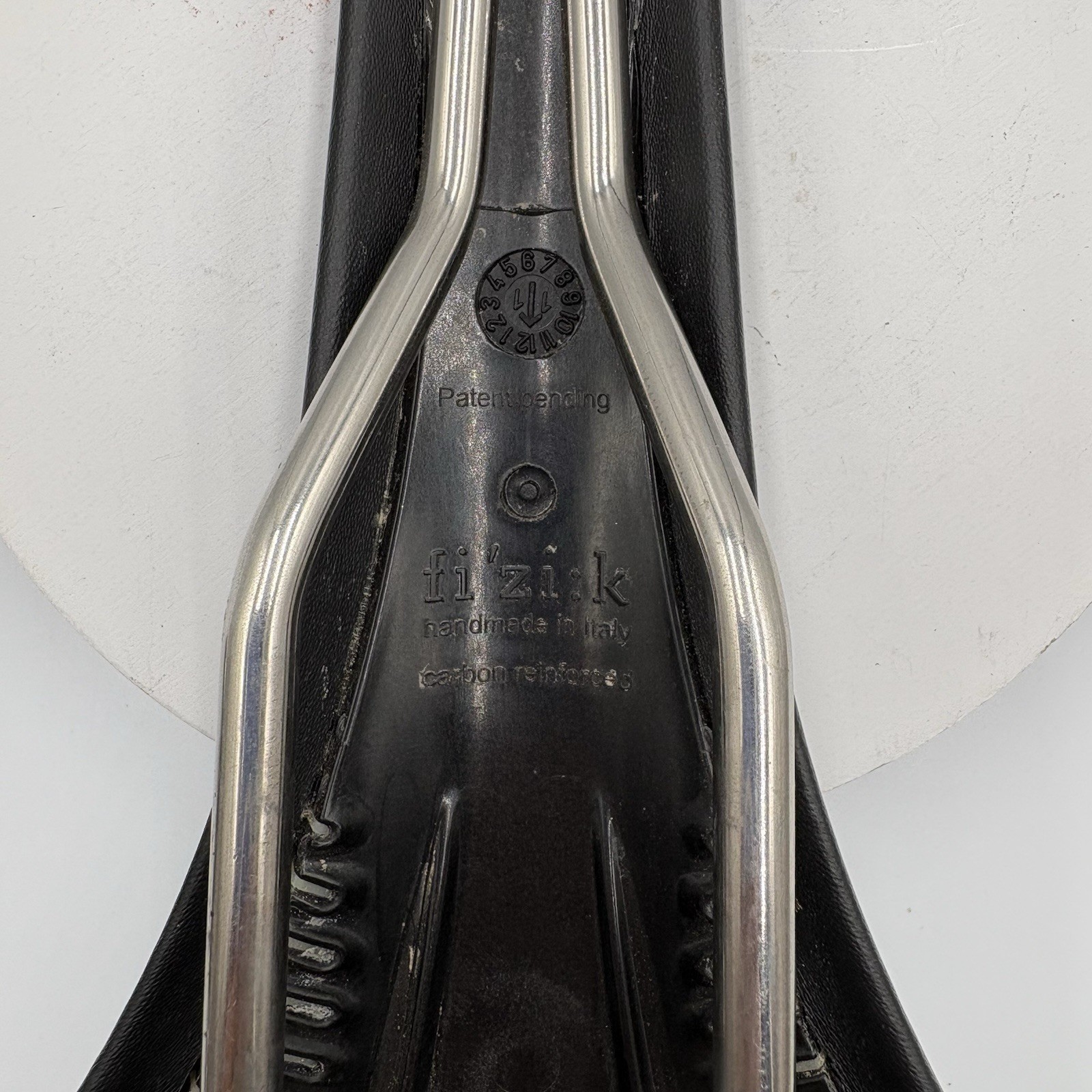 Fizzik Arione Wing Flex Saddle White On Black Titanium 224g K:ium Rails GUC
