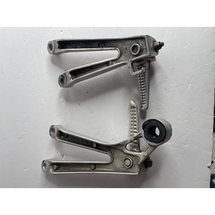 OEM Yamaha BOTH Front Footrest Bracket Peg 1999 4xv-4 & 5JJ-5