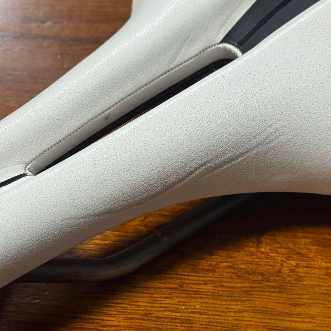 fi’zi:k Antares R3 Open Road Bike Saddle White 220g Kium Cut-Out Italy USED