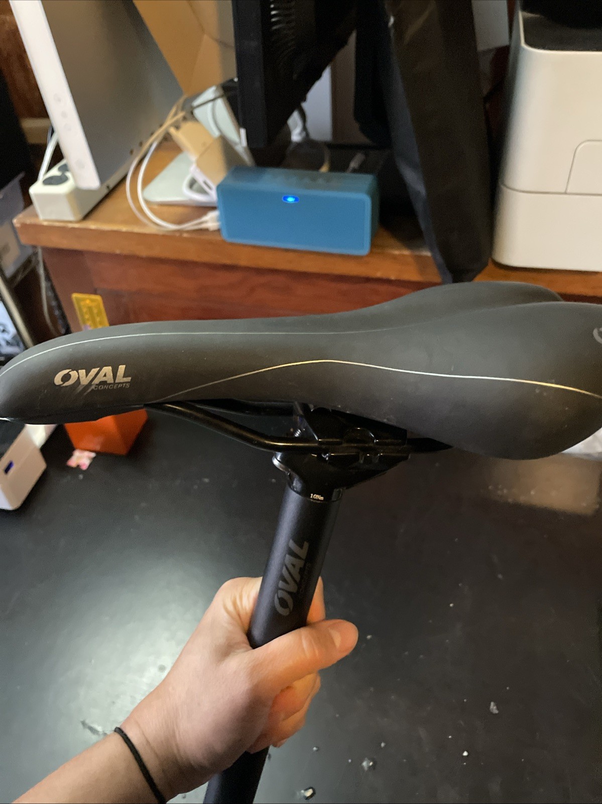 Oval Concepts 100 saddle Blk/Wht 127 x 280 mm – 351w