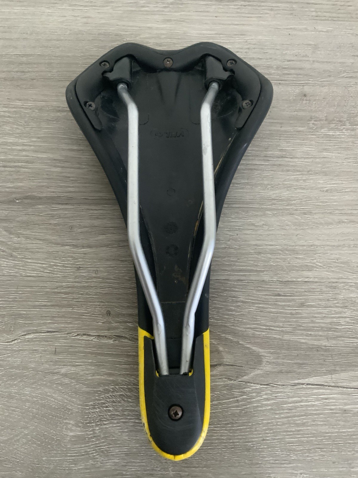 VELO SADDLE CHROMOLY CARBON 135 MM X 275 MM 210 GRAMS