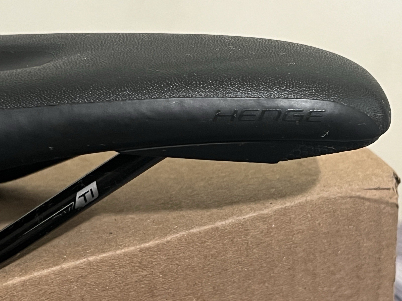 Specialized Henge Black Bike Saddle Seat 143mm, 7×7 Titanium rails