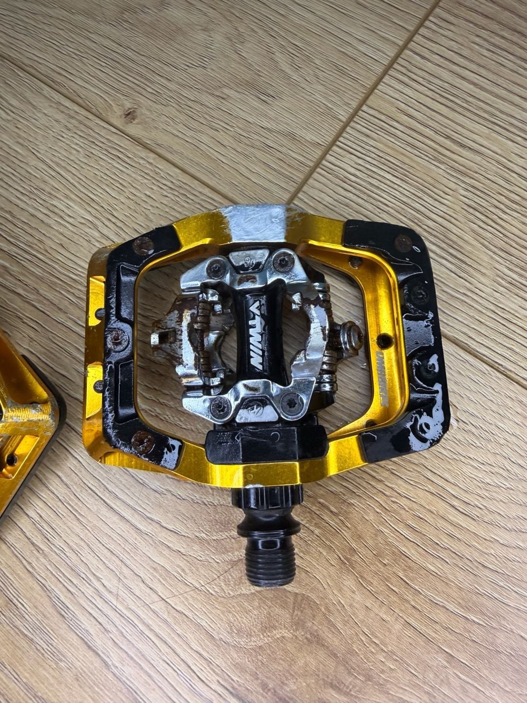 DMR Bikes V-Twin Clipless Mountain Bike Pedals – Gold