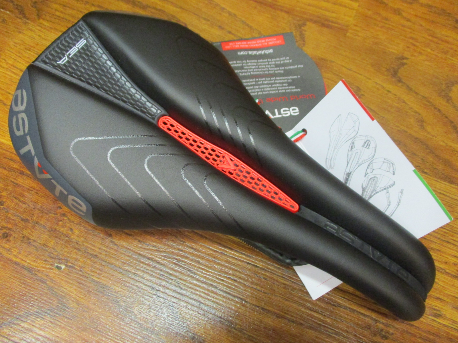 ASTUTE SEA LITE CARBONIO RAILED TRIATHLON RACING SADDLE 138 X 250 ROUND