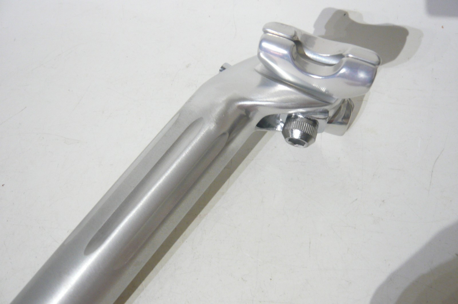 Shimano SP-7200 1981 Dura-Ace EX 26.8mm x 200mm fluted aluminum tubing seat post