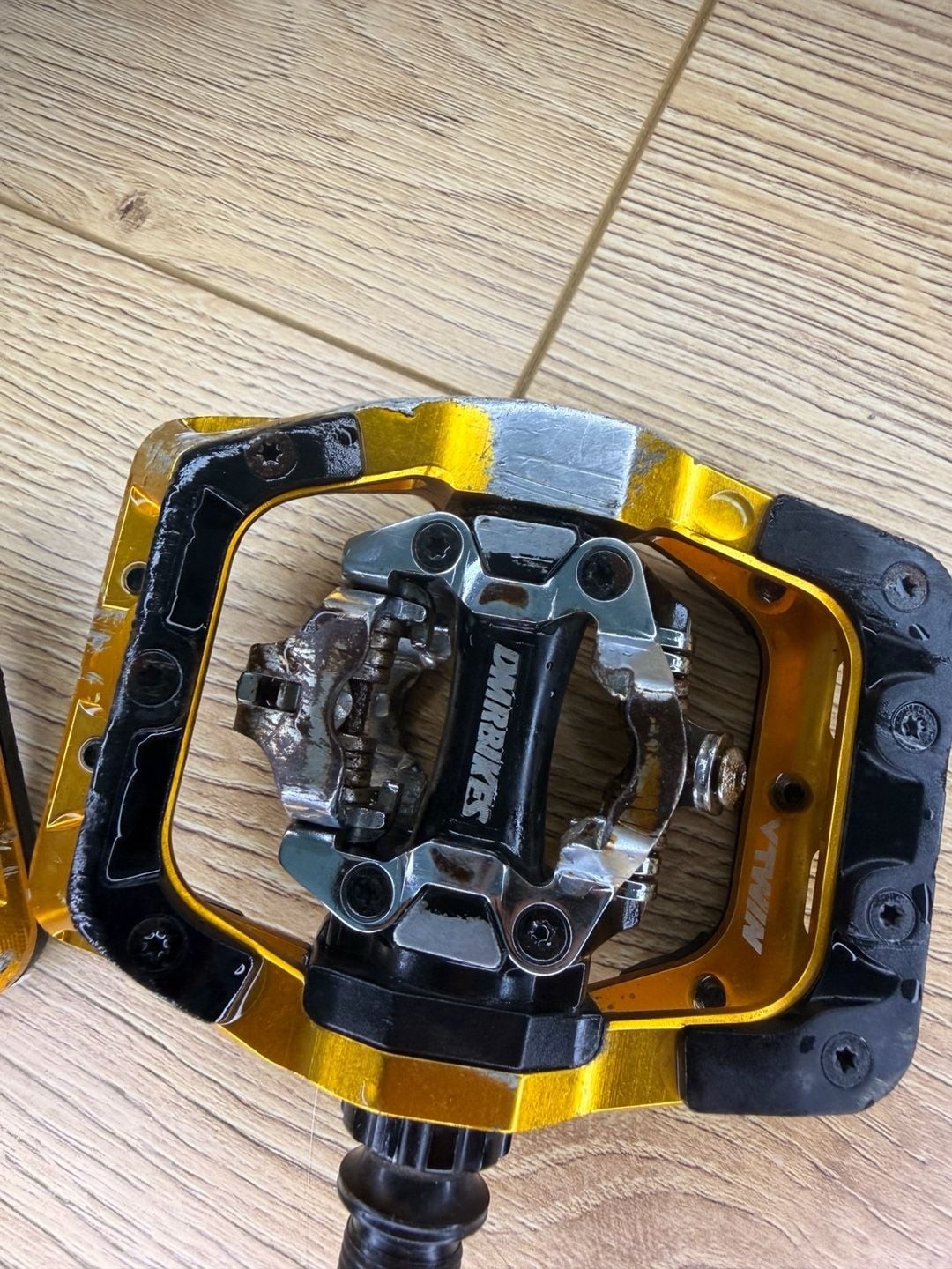 DMR Bikes V-Twin Clipless Mountain Bike Pedals – Gold