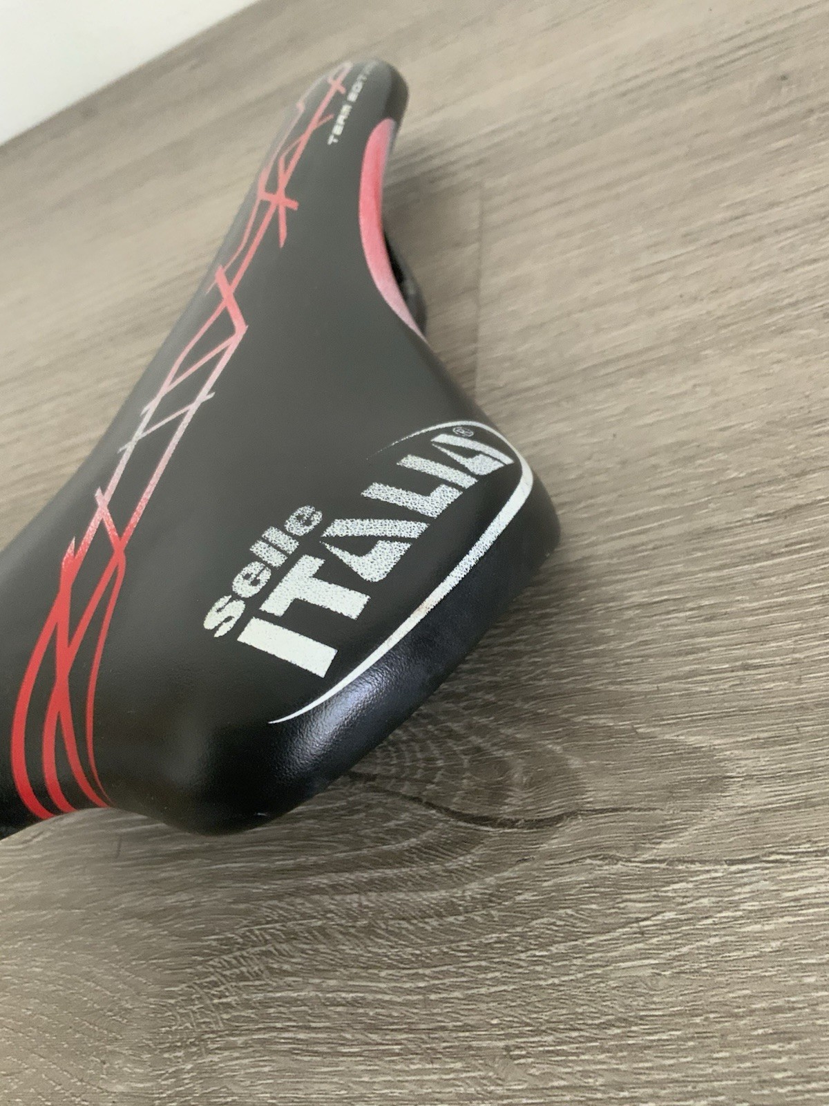 SELLE ITALIA TEAM EDITION SADDLE CARBON STAYS 202 GRAM 130 MM X 280 MM