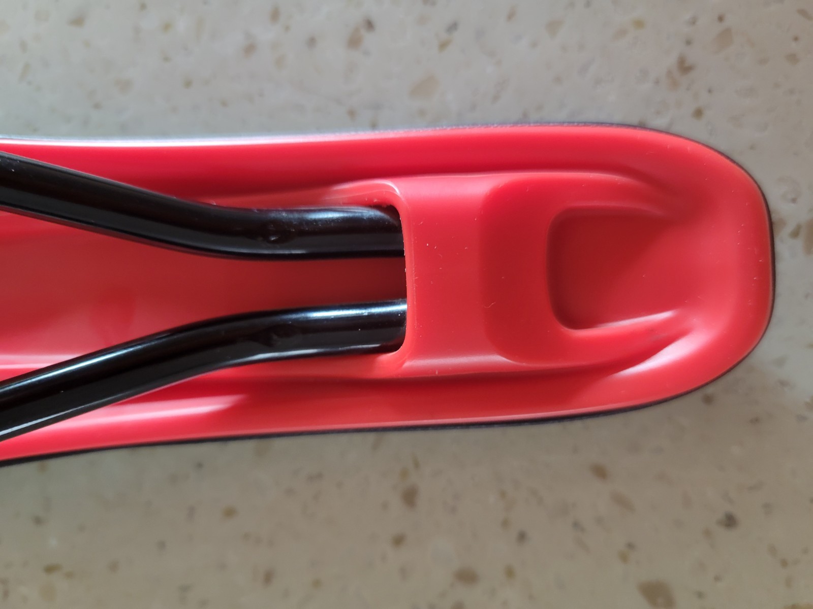 Giant Contact Saddle Seat 140 x 275mm Particle Flow Black /Red 298grams
