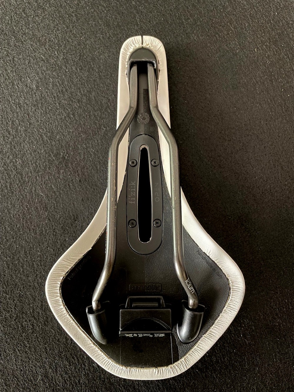 NEW Fizik Antares R3 Open Road Bike Saddle (White 141mm) Regular Kium Rail Seat