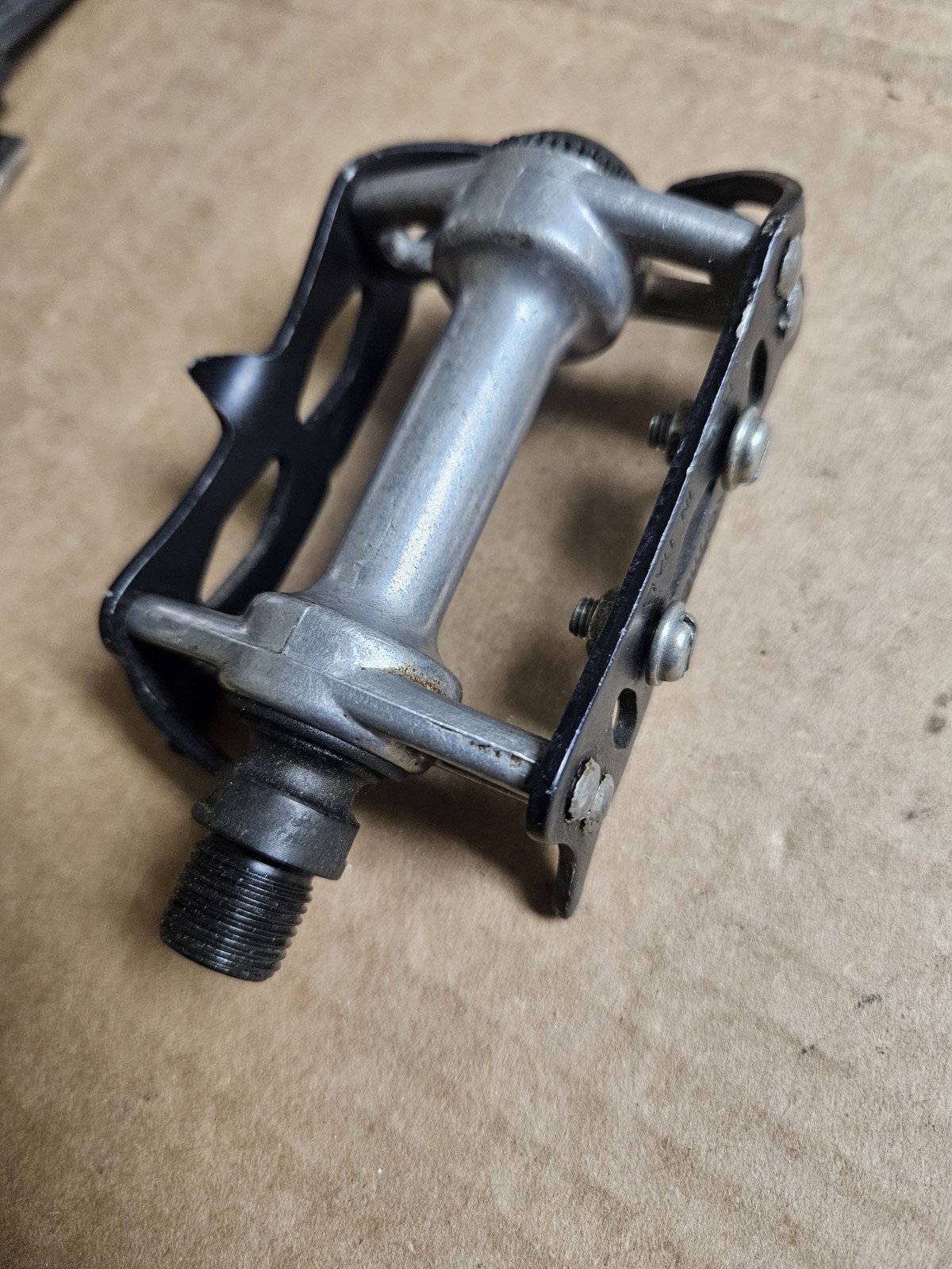 Vintage Ofmega right pedal and the axle from the left one, used