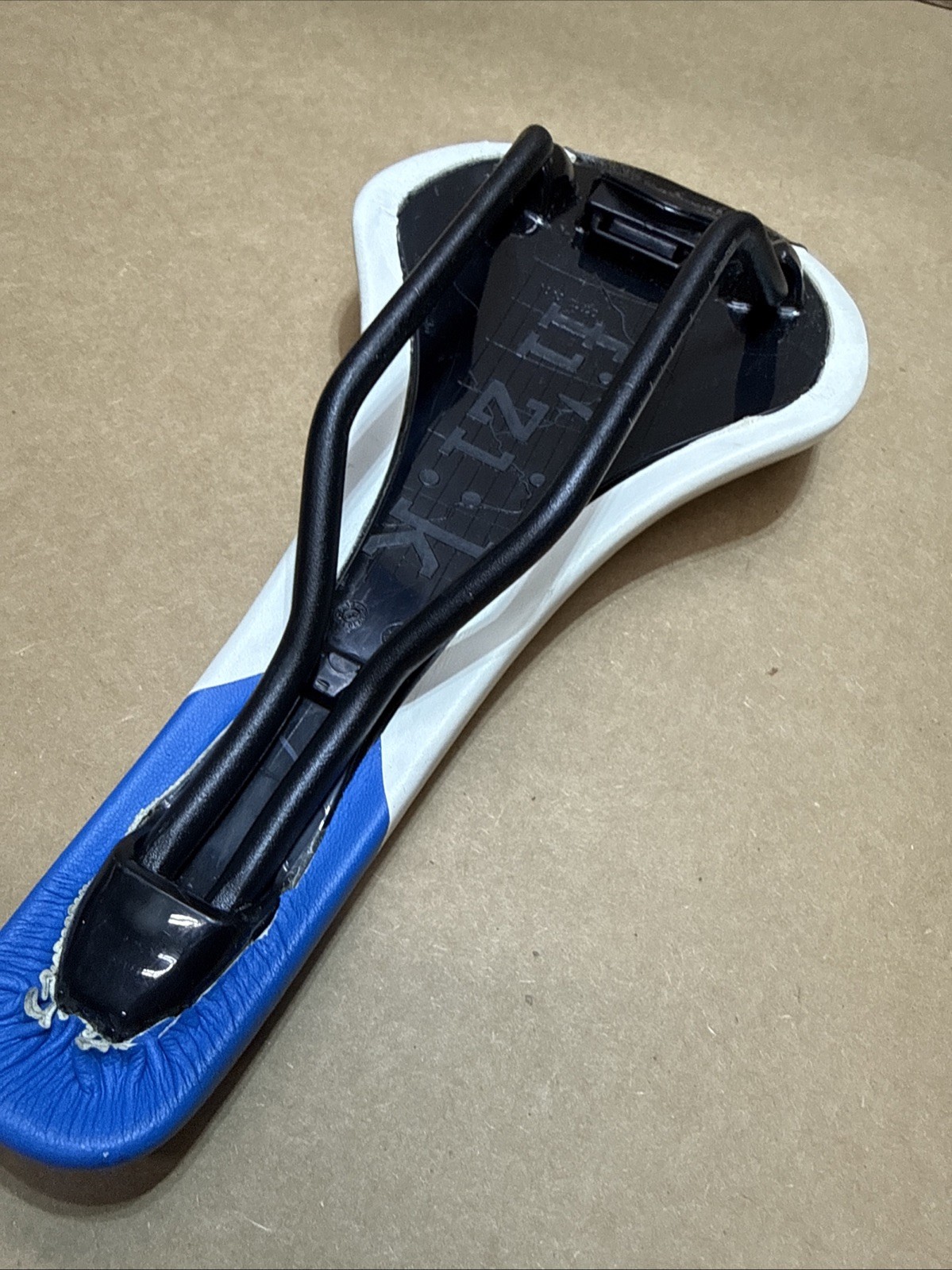 Fizik Tundra 2 Bicycle Saddle Seat with Manganese Rails Blue and White cth54