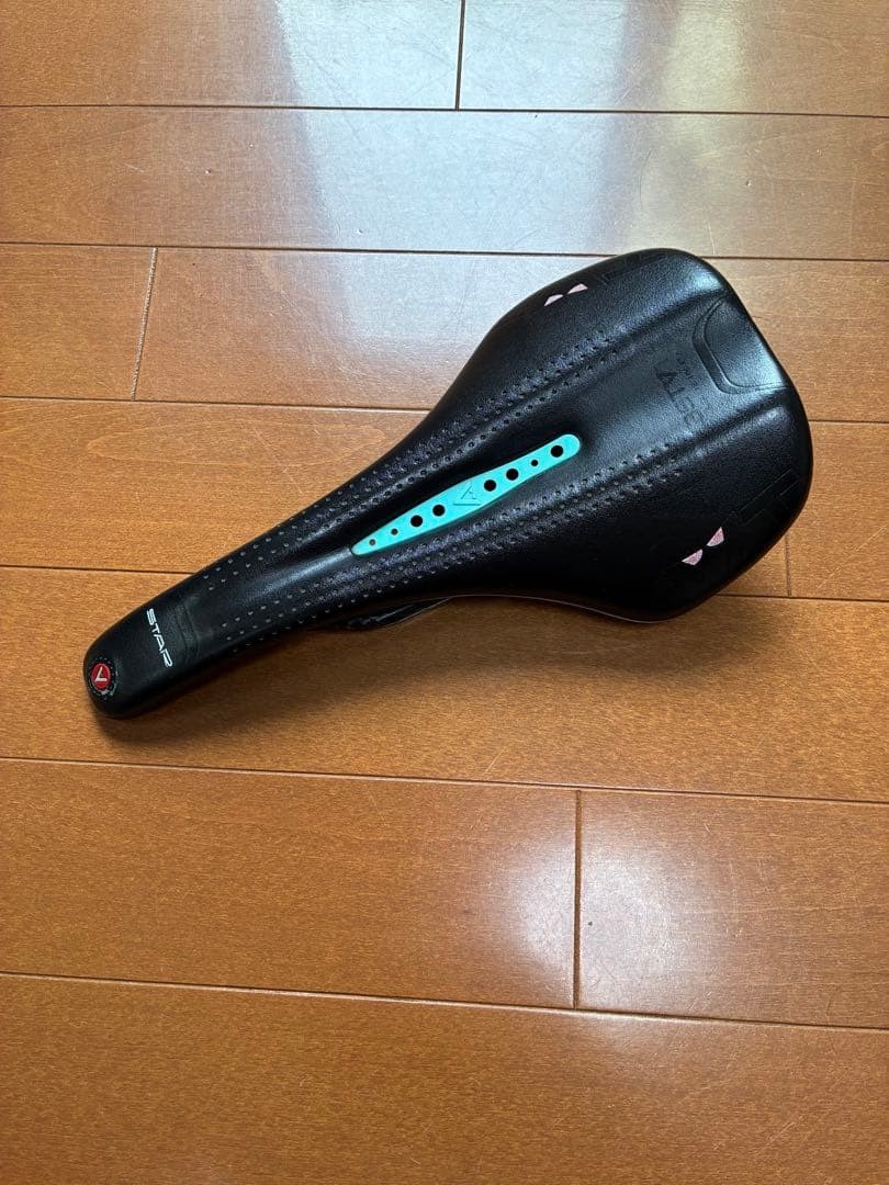 Astute Starlite VT Carbon Saddle Black Turquoise Used